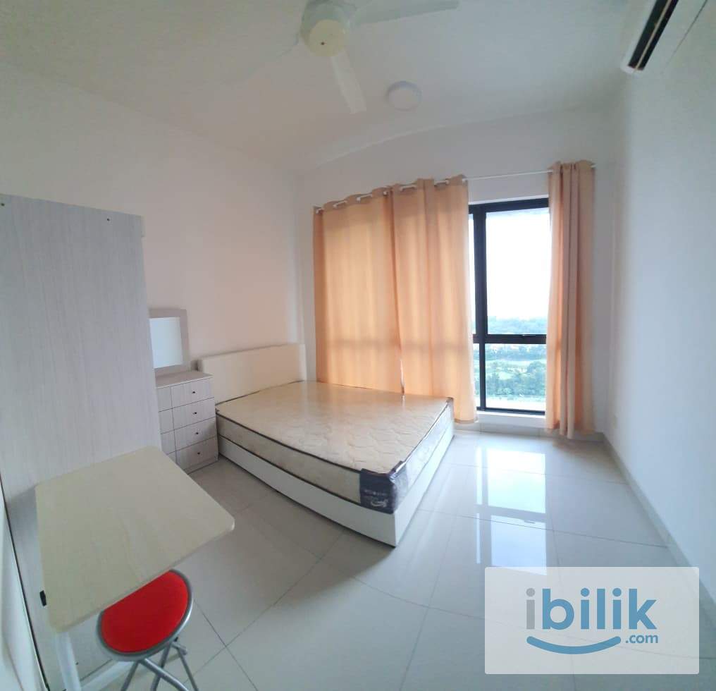 Middle room for rent at 8 Kinrara - Image 1