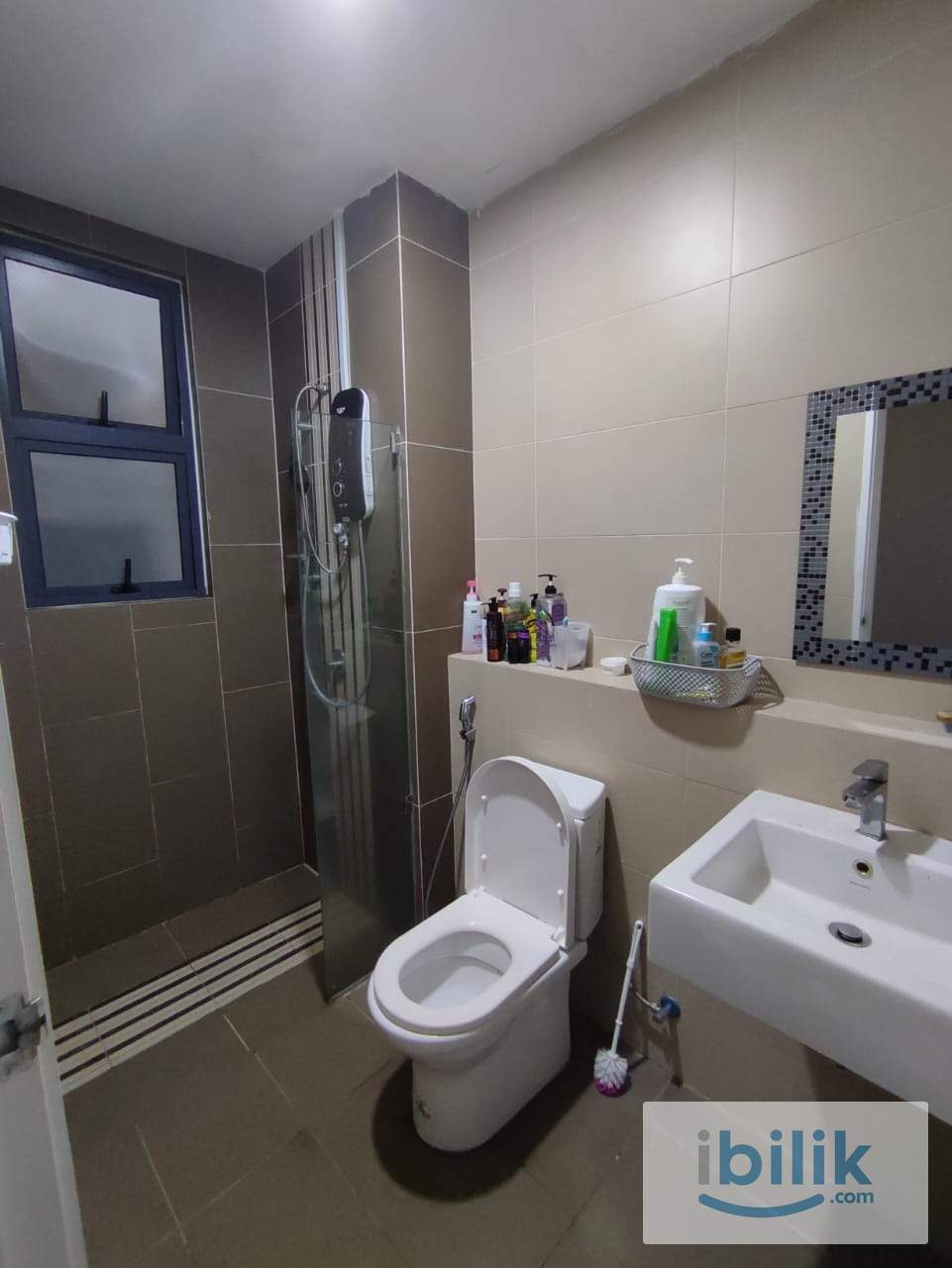 Middle room for rent at 8 Kinrara - Image 3