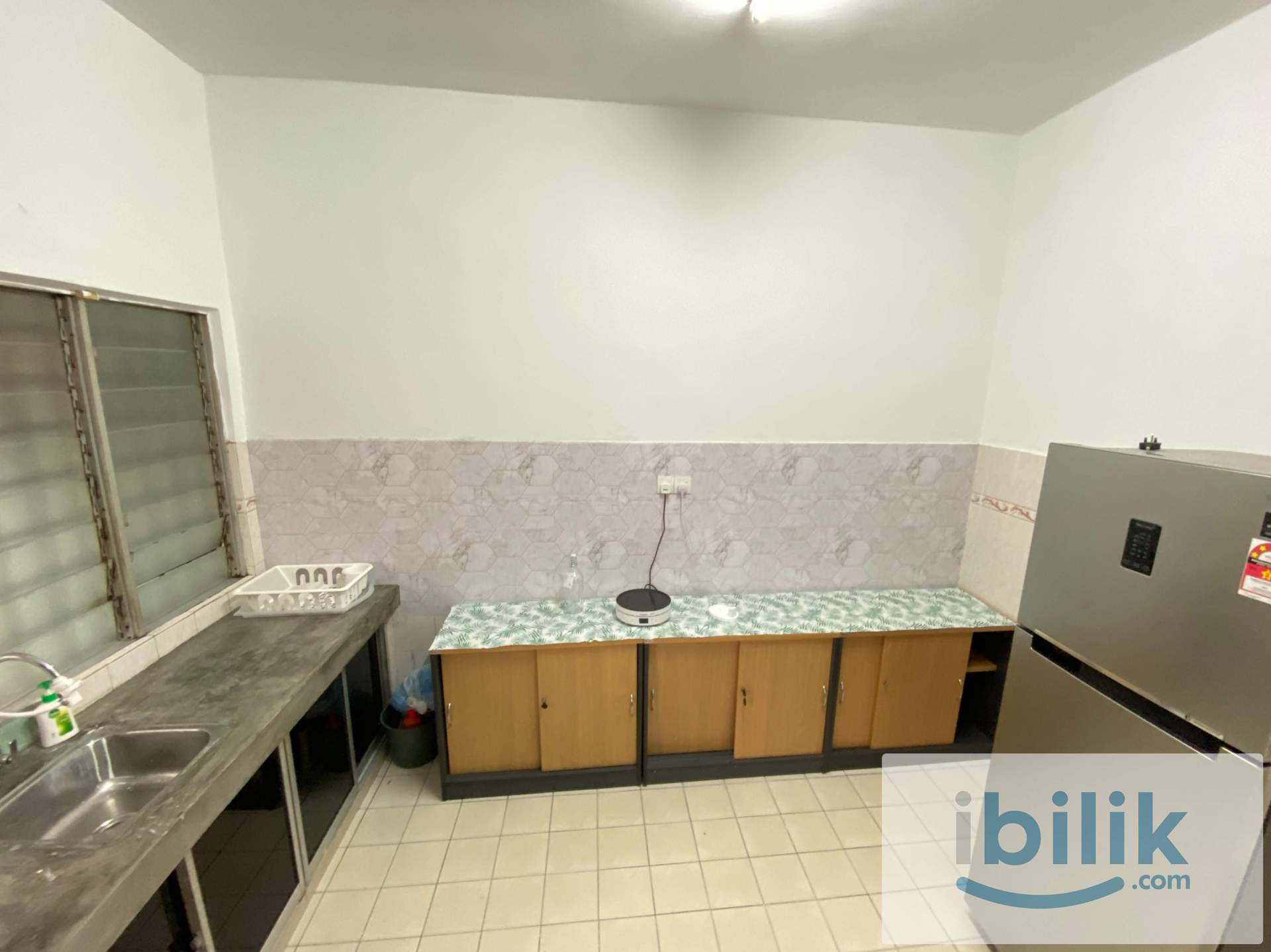 [DIRECT ACCESS TO BATHROOM] Middle room with AC, WiFi, Cleaning Service. - Image 1