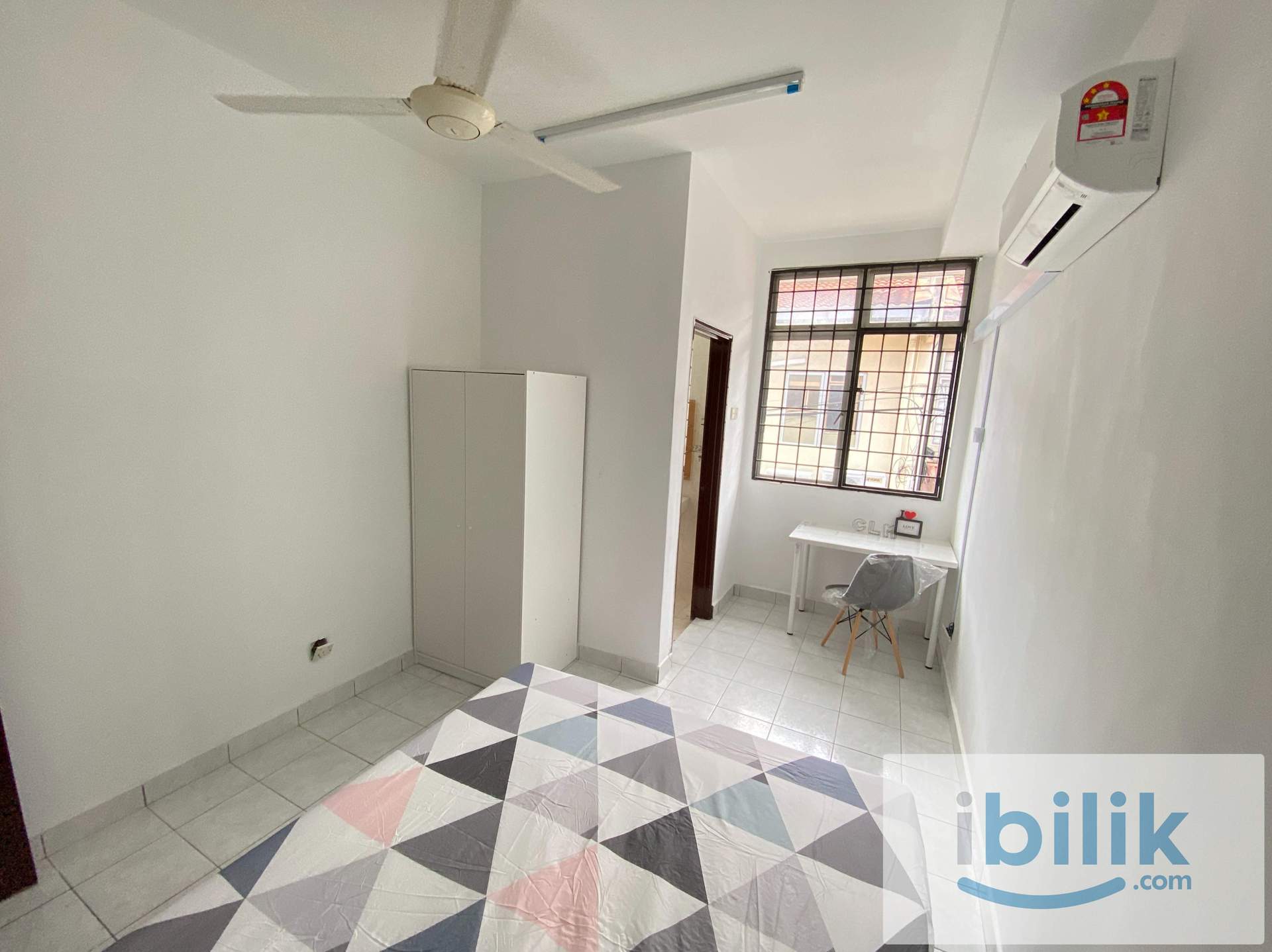 [DIRECT ACCESS TO BATHROOM] Middle room with AC, WiFi, Cleaning Service. - Image 2