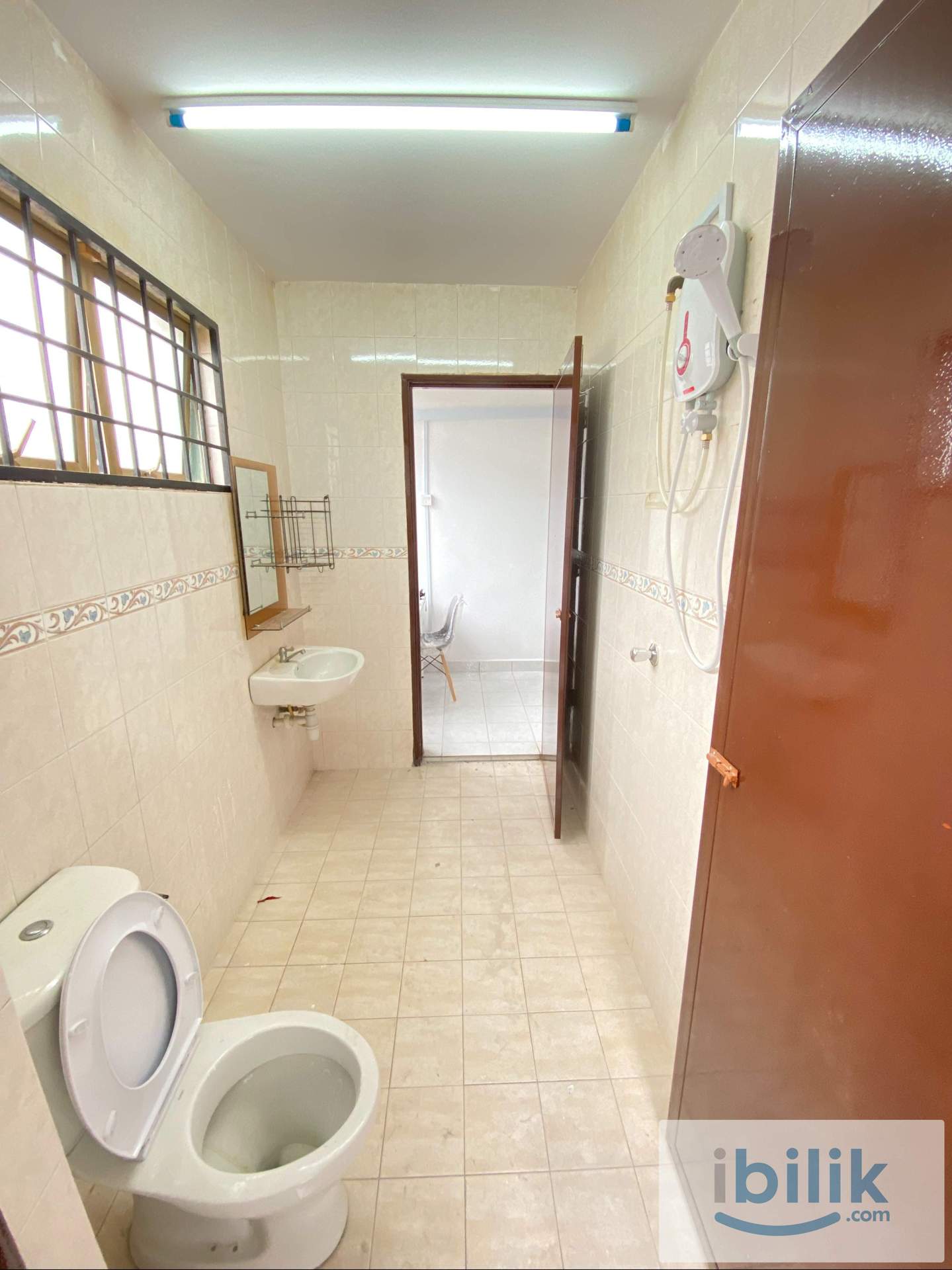 [DIRECT ACCESS TO BATHROOM] Middle room with AC, WiFi, Cleaning Service. - Image 3
