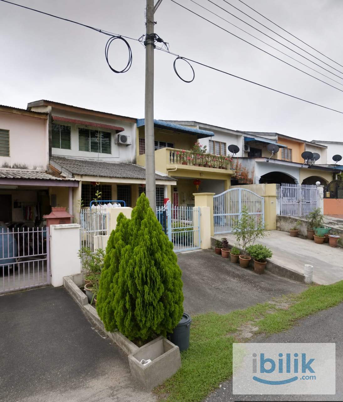 Master room at Taman Bukit Serdang, Seri Kembangan - Image 3
