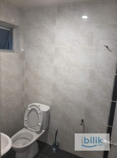PJS 11/10 - Nice Master Bedroom For Rent with Daily Cleaner+Private Bathroom - Image 3