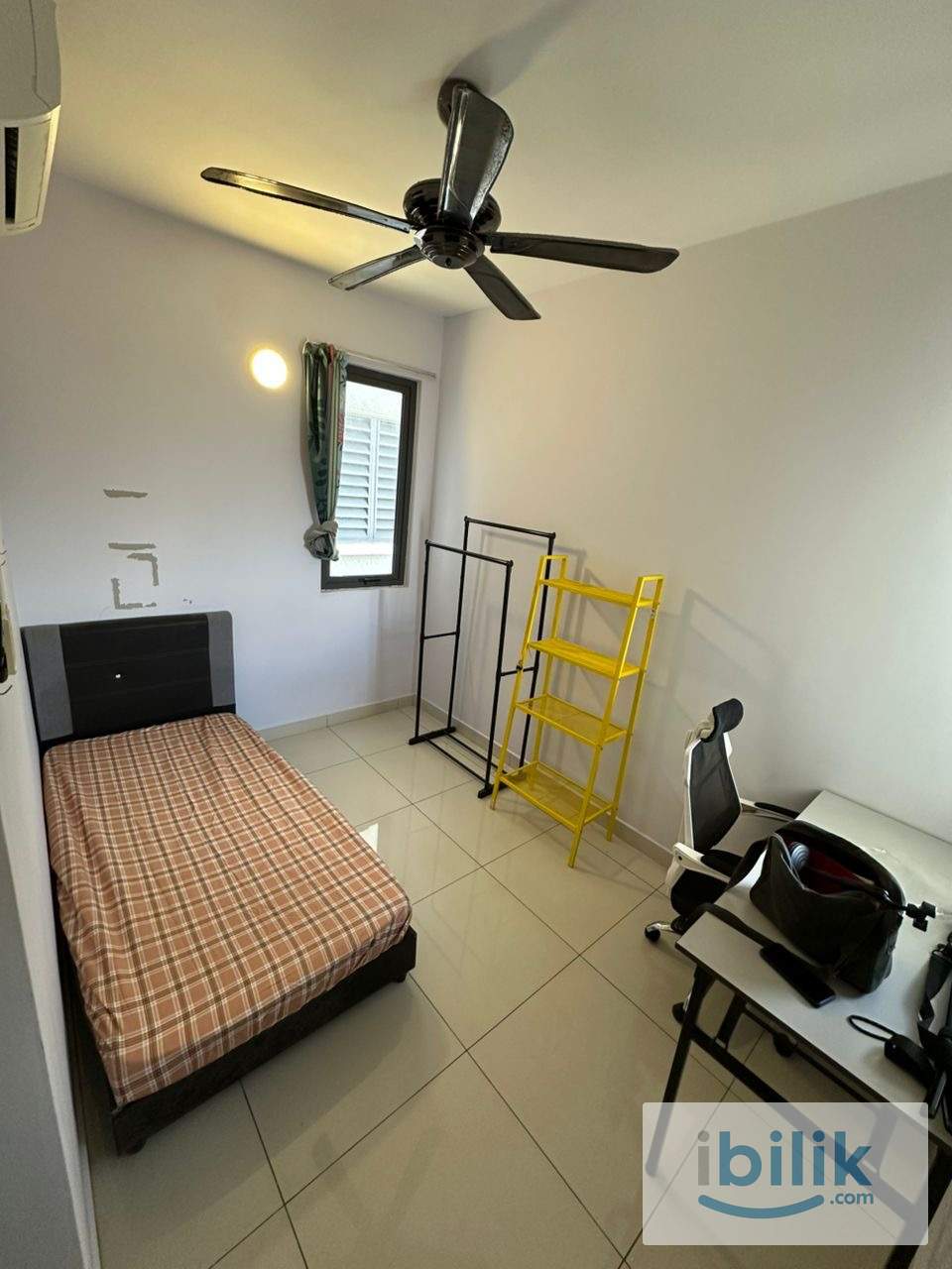 Single bedroom middle room with aircond 2 window room  - Image 1