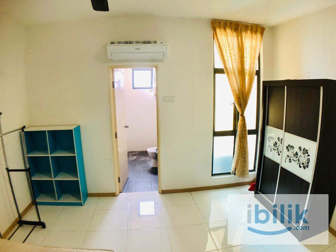 Studio corner unit with window  - Image 1
