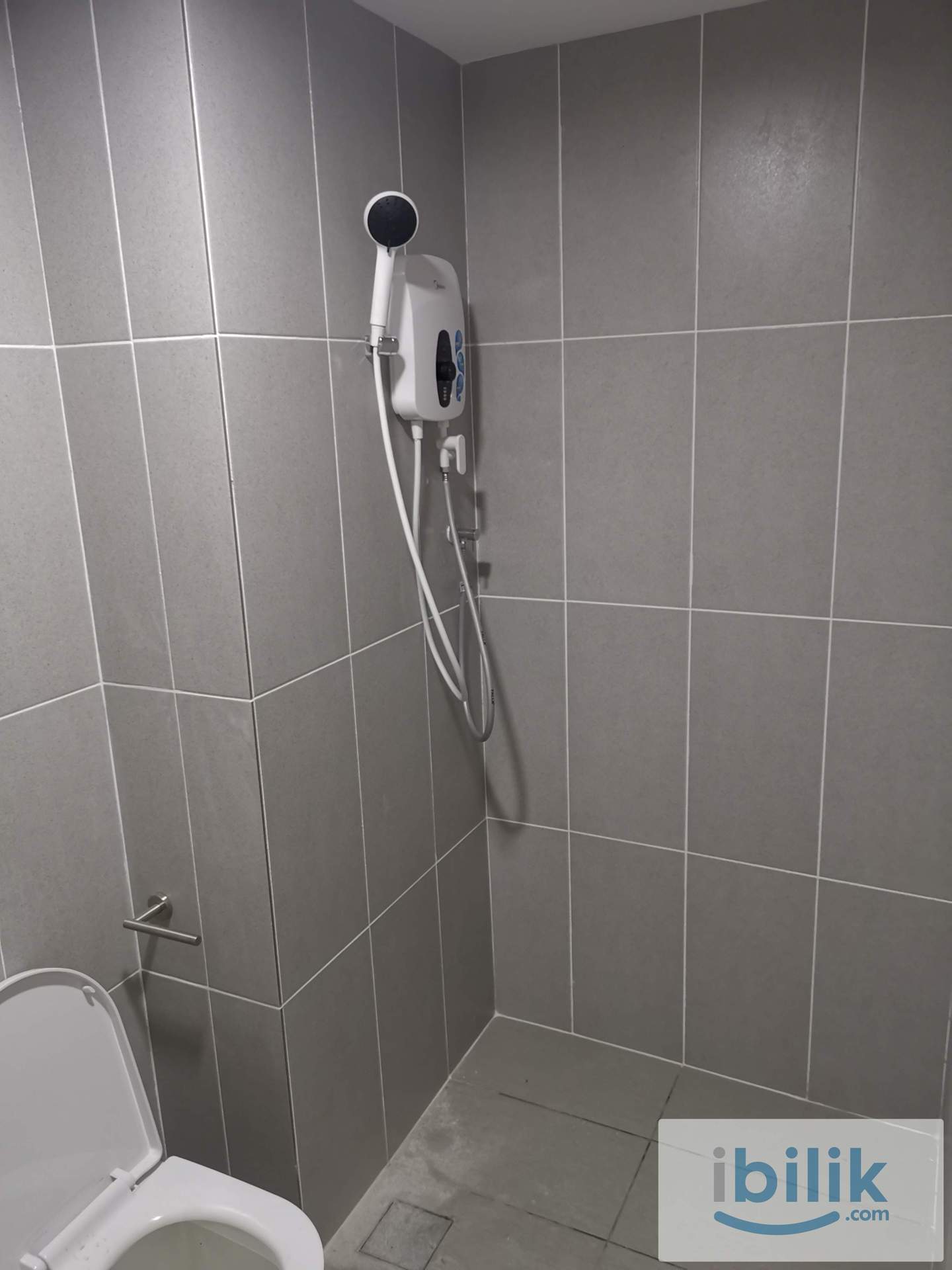 Medium room with aircond - Image 2
