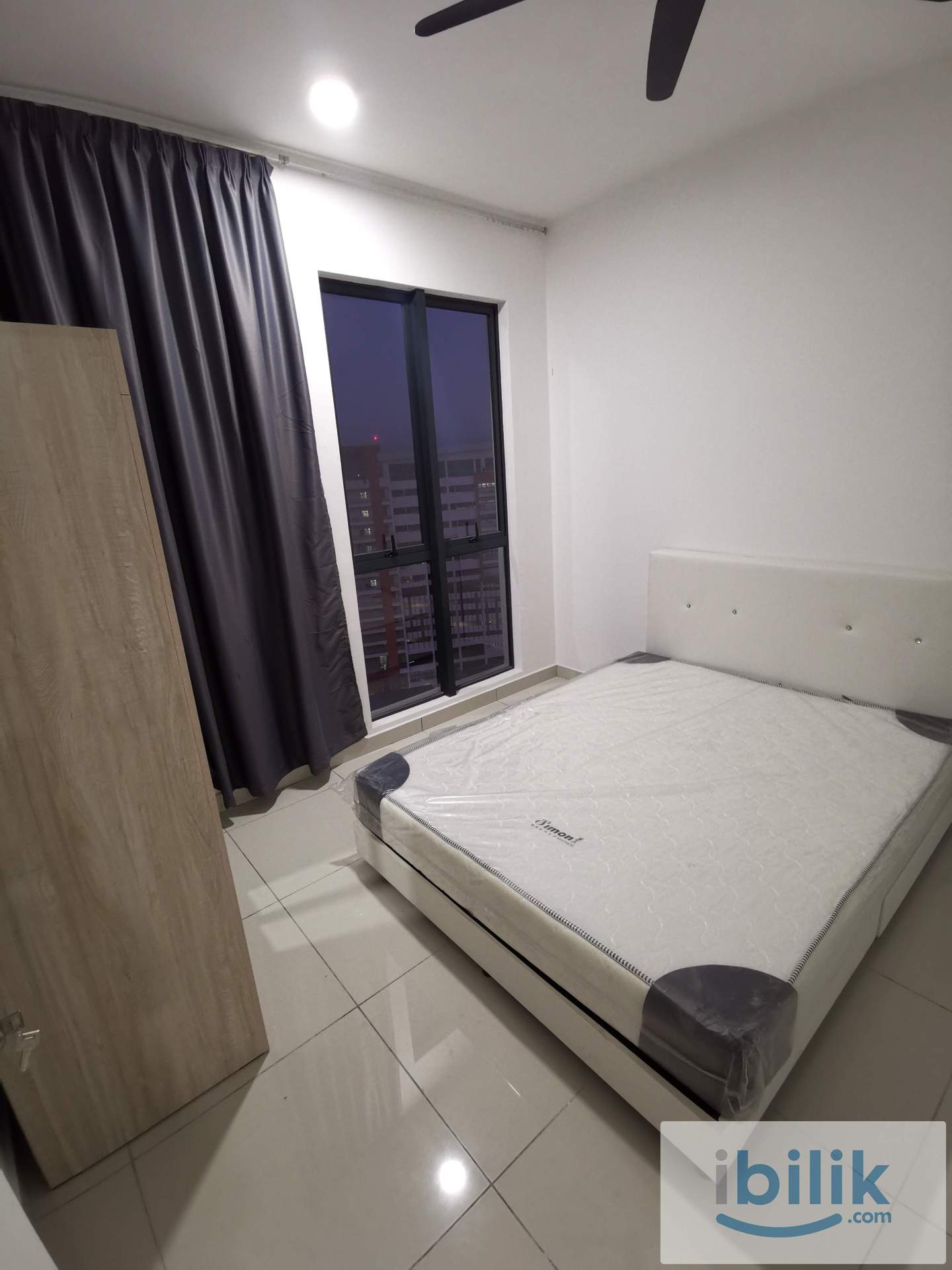 Medium room with aircond - Image 1