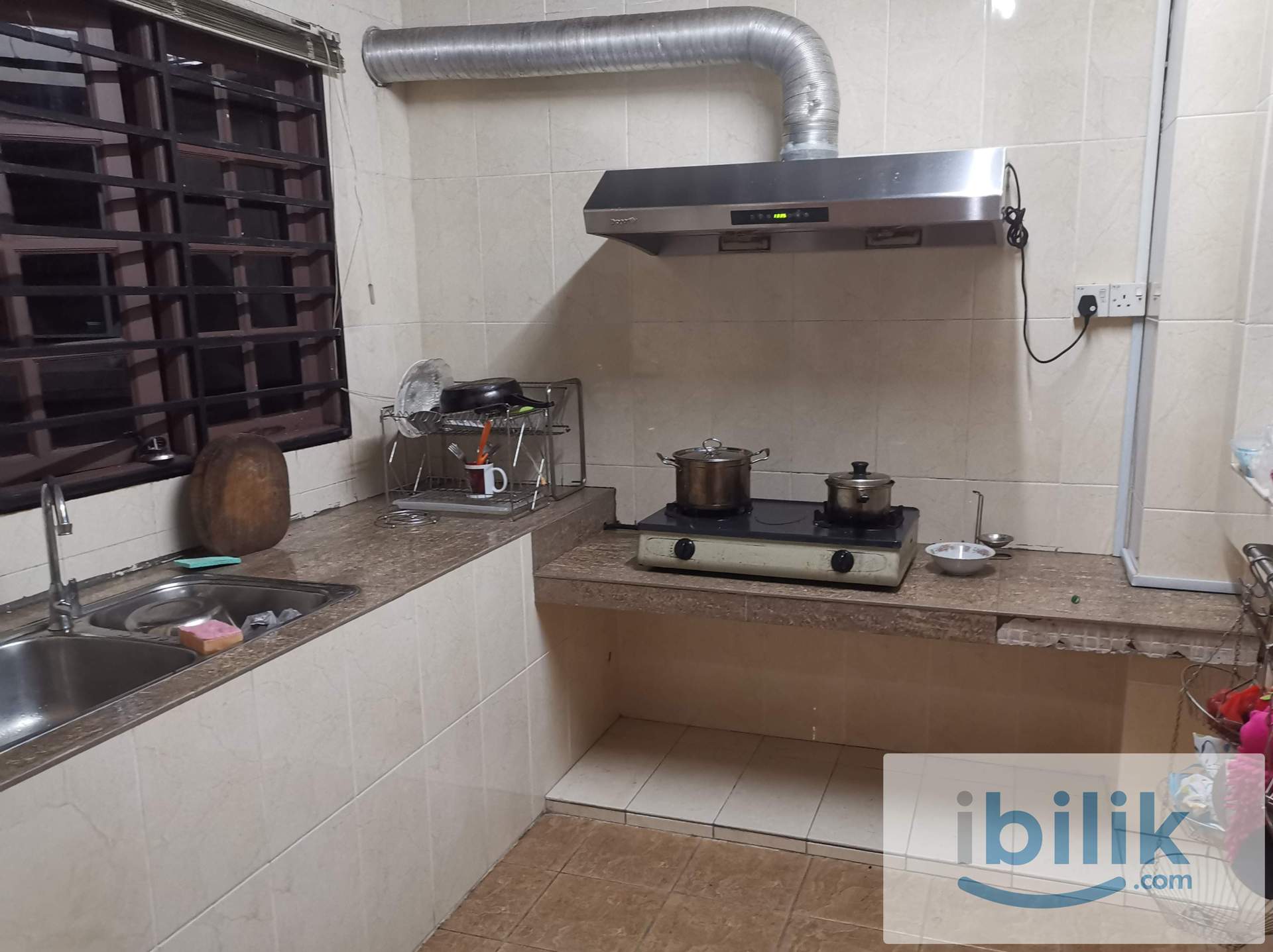Spacious Queen Bedroom For Rent in Stutong, Kuching - Image 2