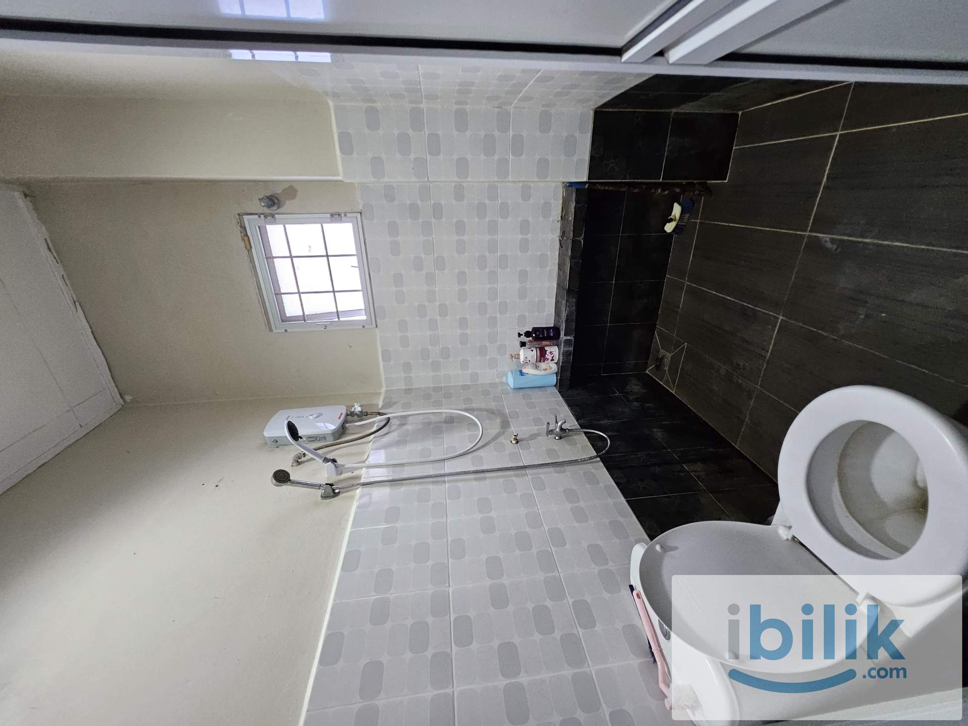 Middle Room at BU, Bandar Utama - Image 4