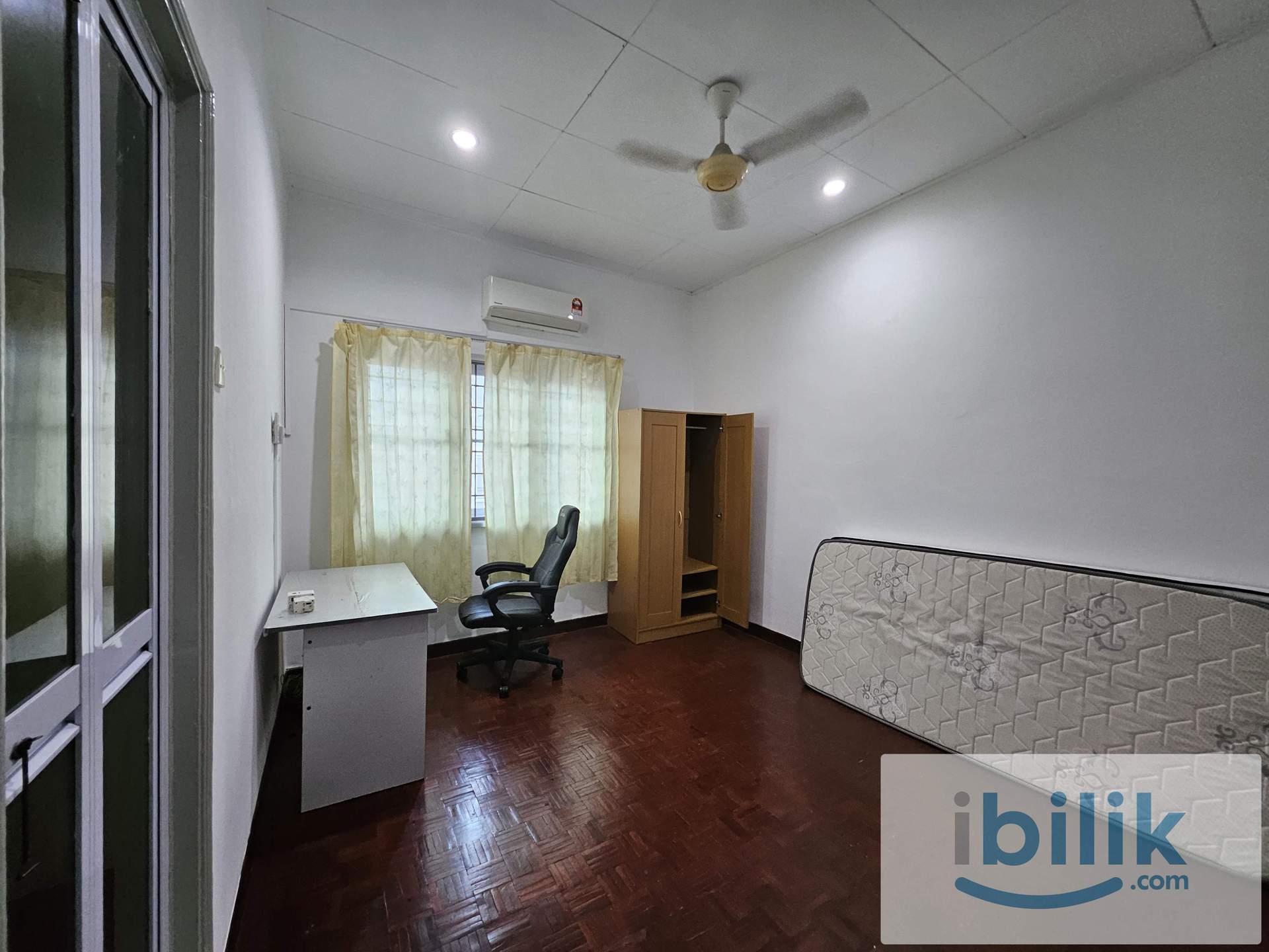 Middle Room at BU, Bandar Utama - Image 1