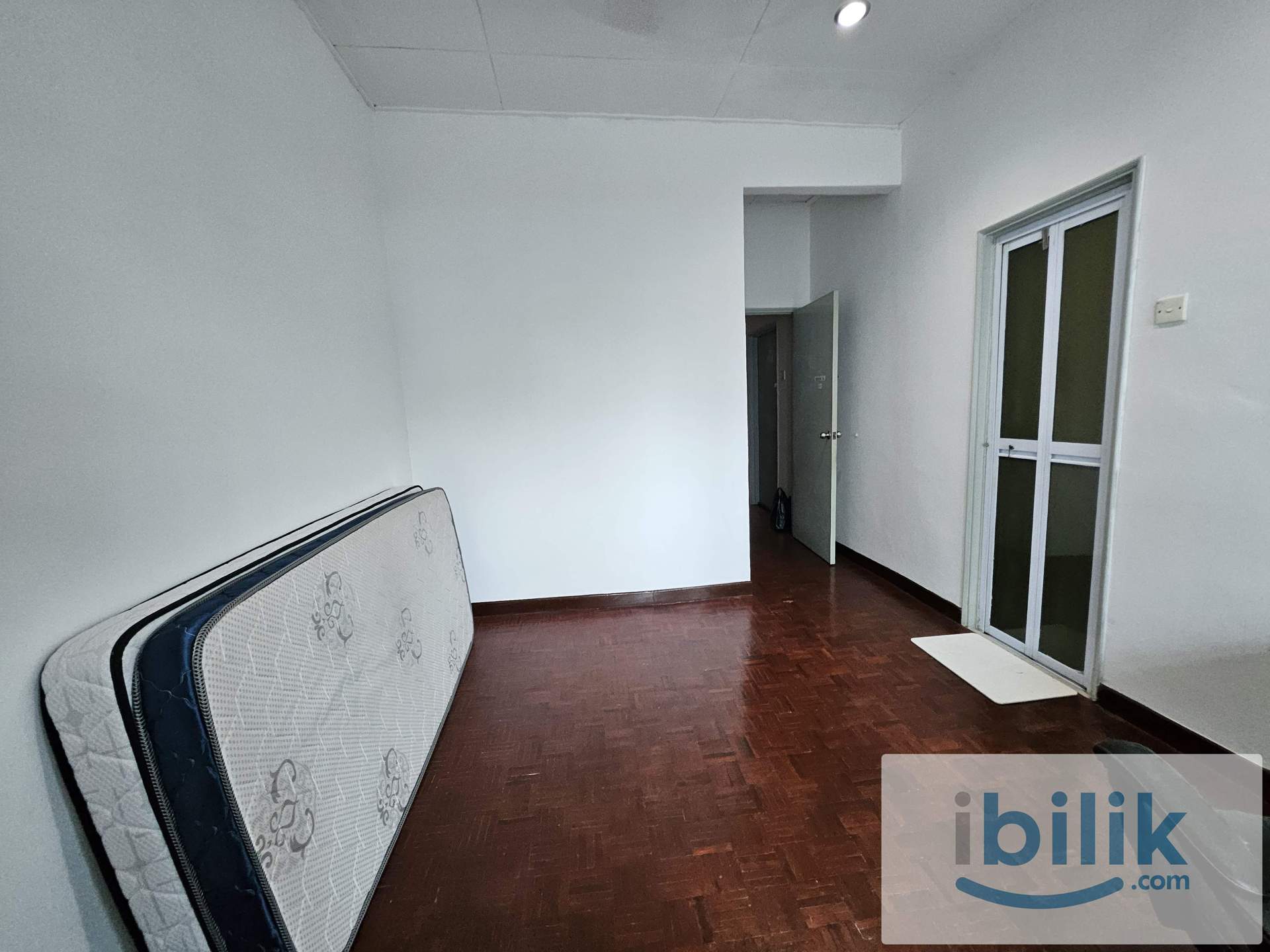 Middle Room at BU, Bandar Utama - Image 2