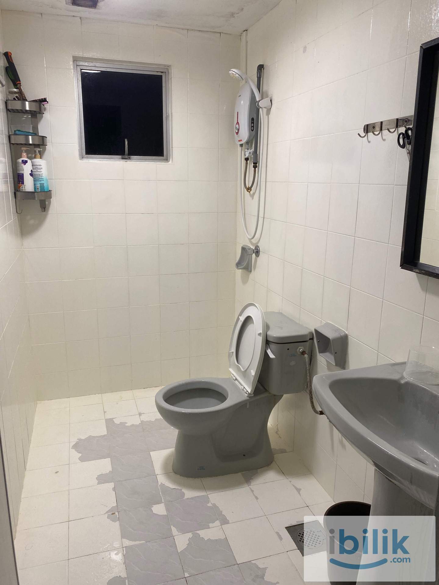 (MIXED UNIT) Middle Room at Pearl Point Condominium - Image 4