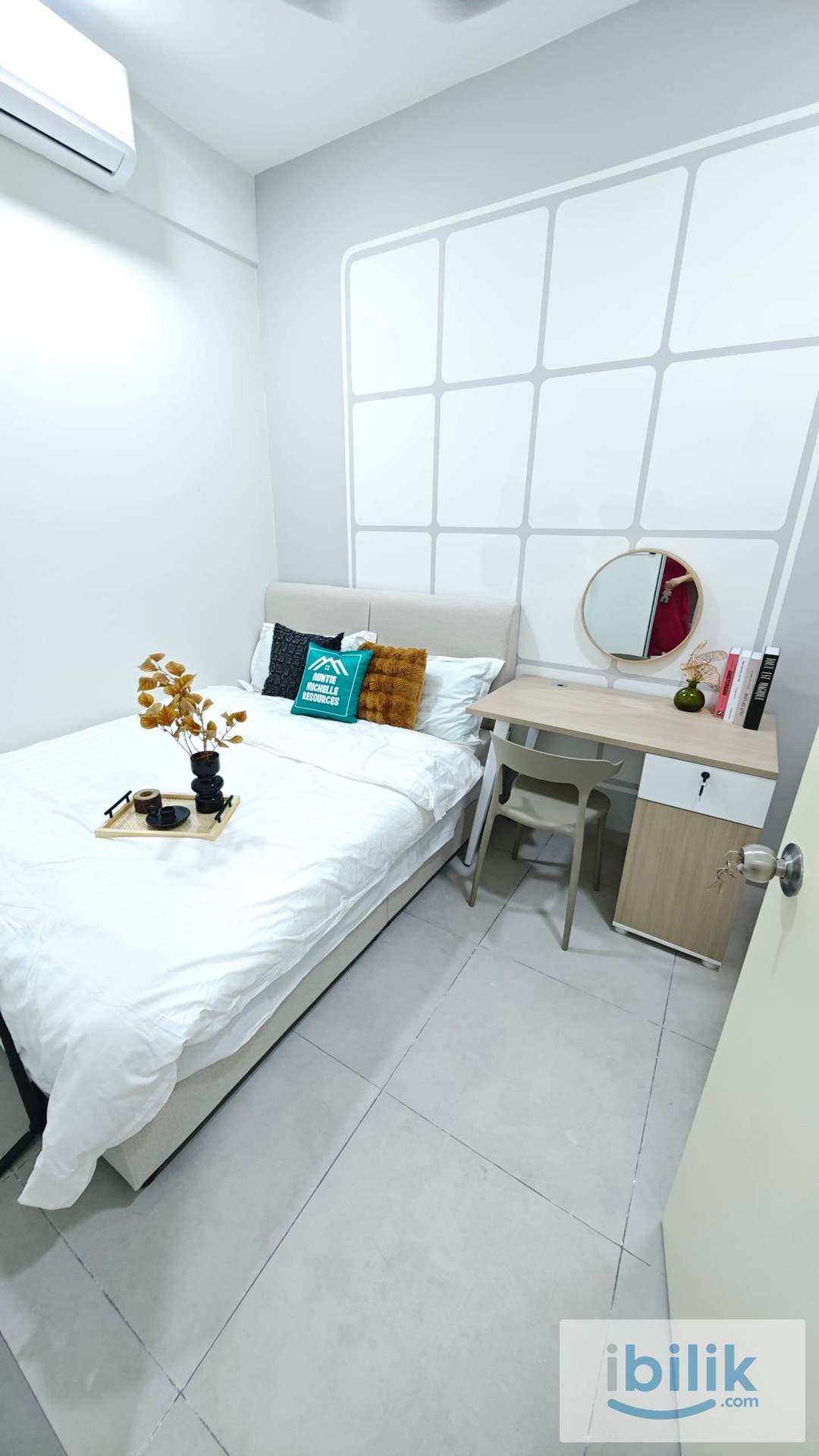 SMALL MIDDLE ROOM  - Image 3