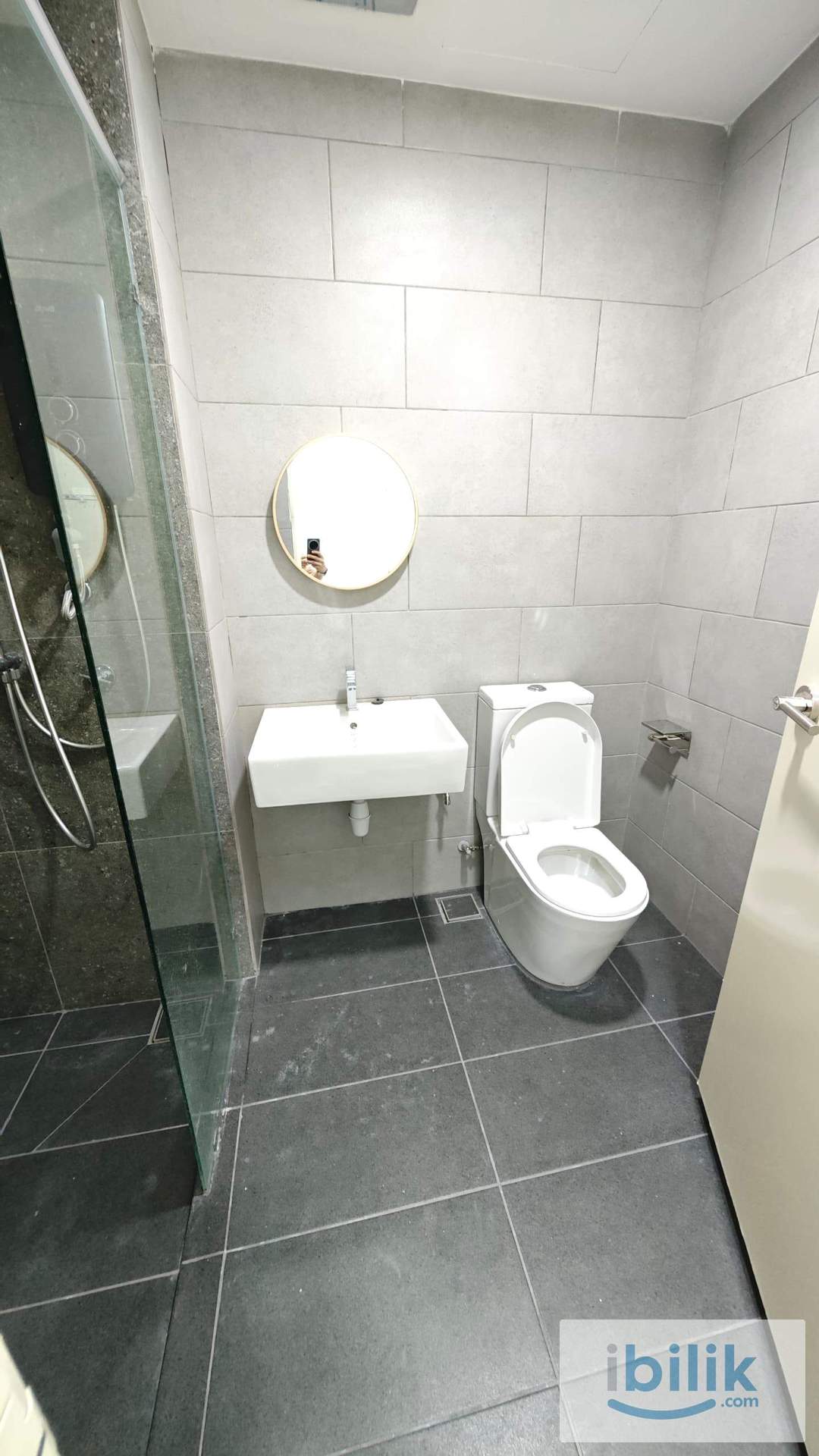 SMALL MIDDLE ROOM  - Image 4
