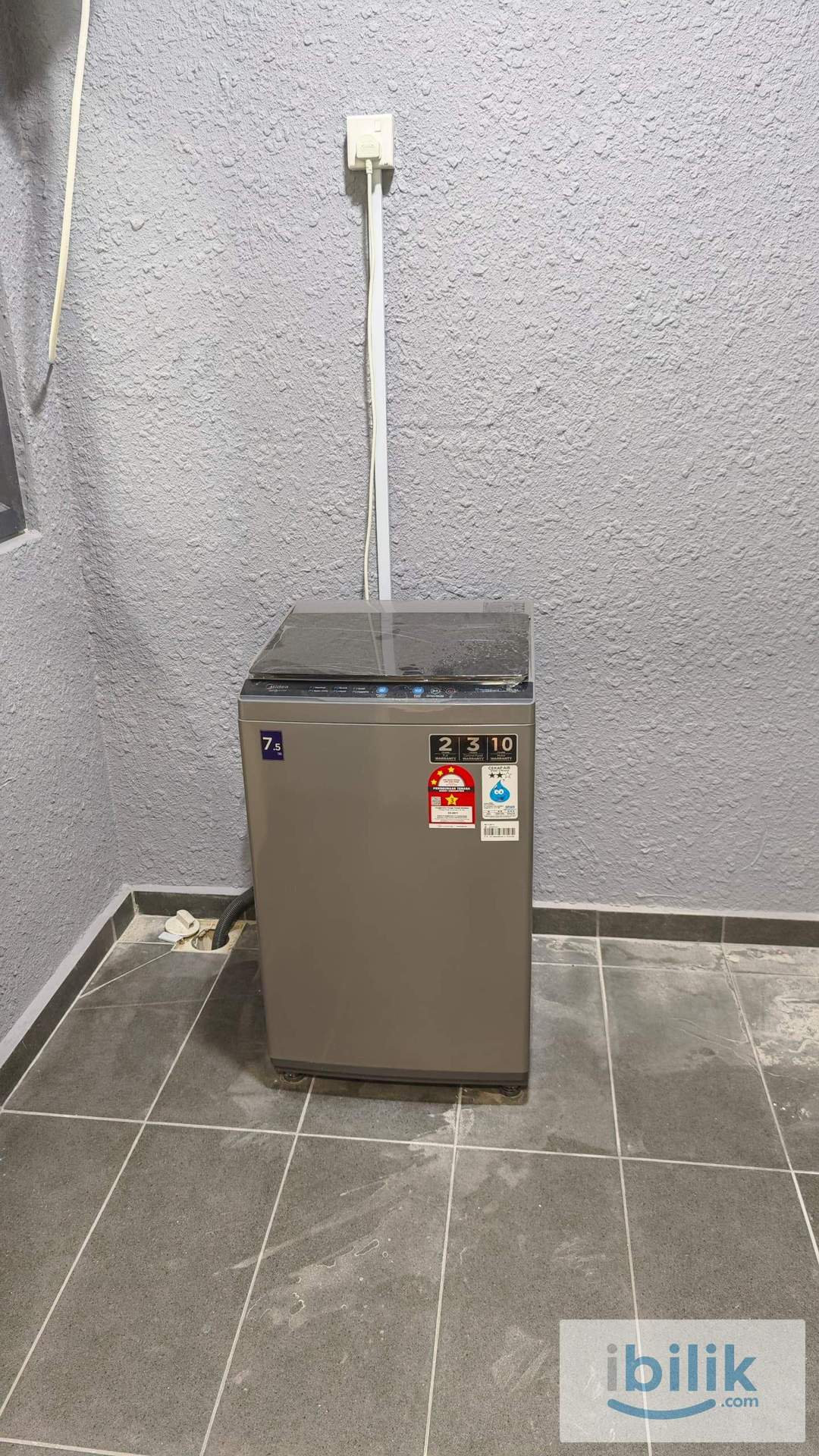 SMALL MIDDLE ROOM  - Image 1