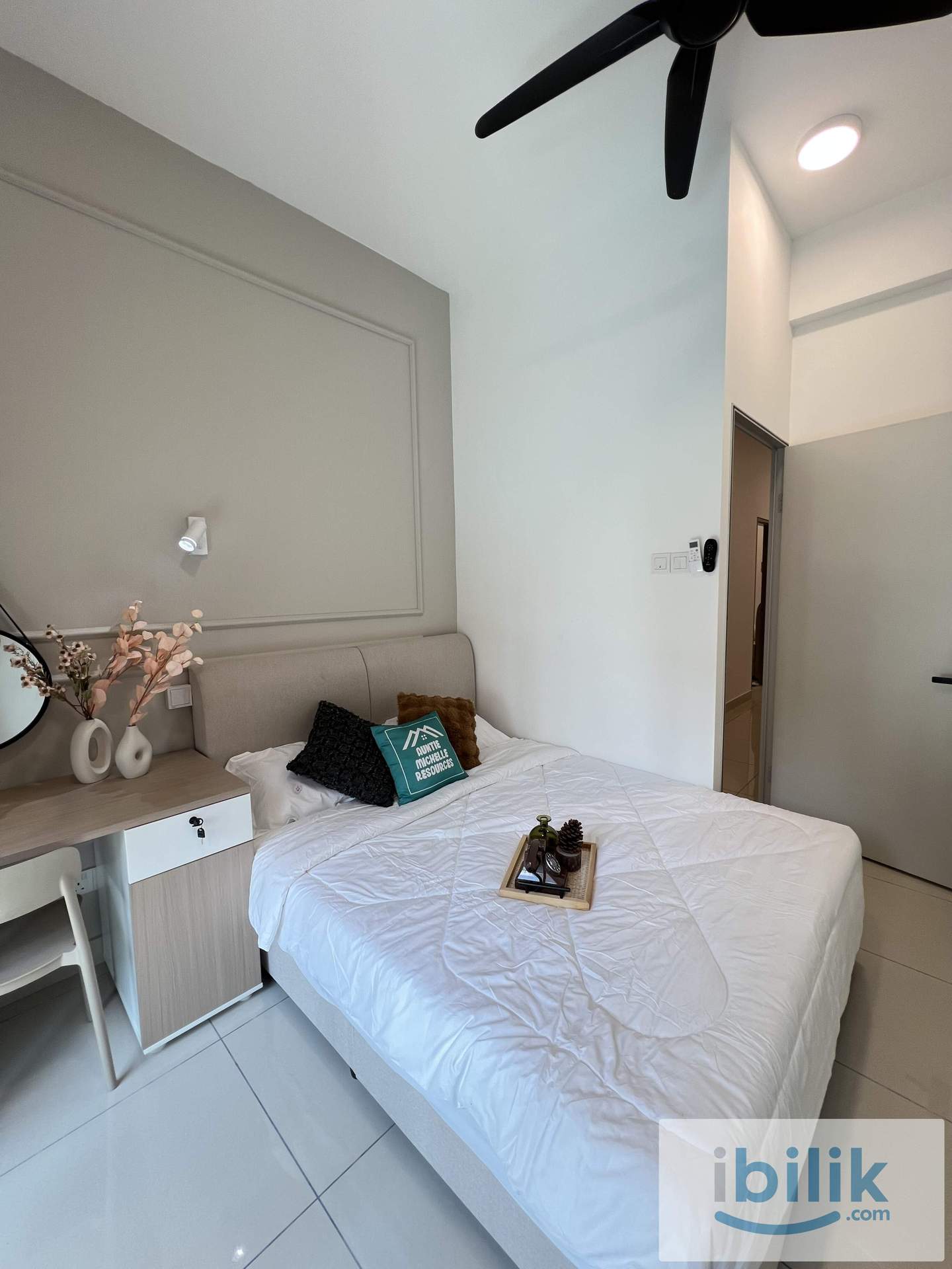 BALCONY MIDDLE ROOM (R2) - Image 1