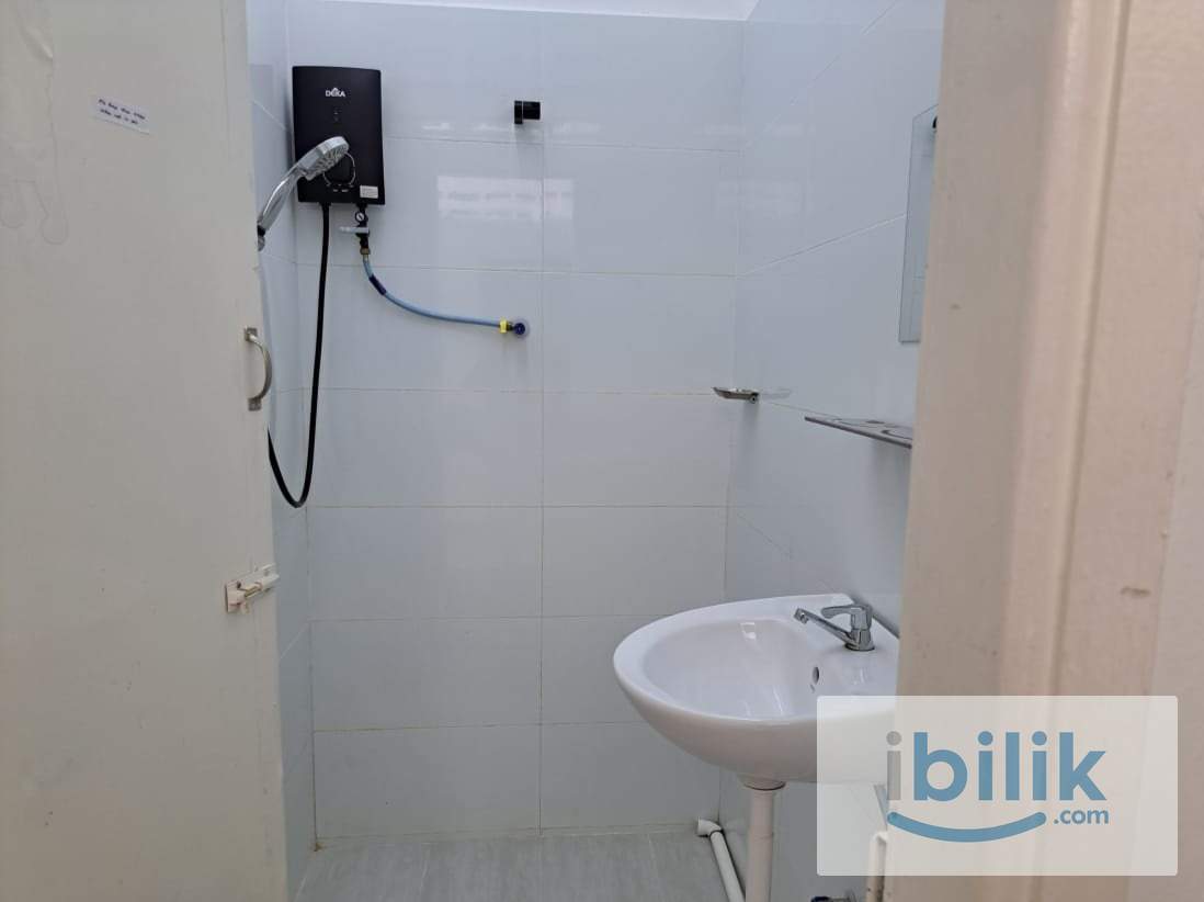 Middle Room at Sea Park near LRT for rent - Image 4