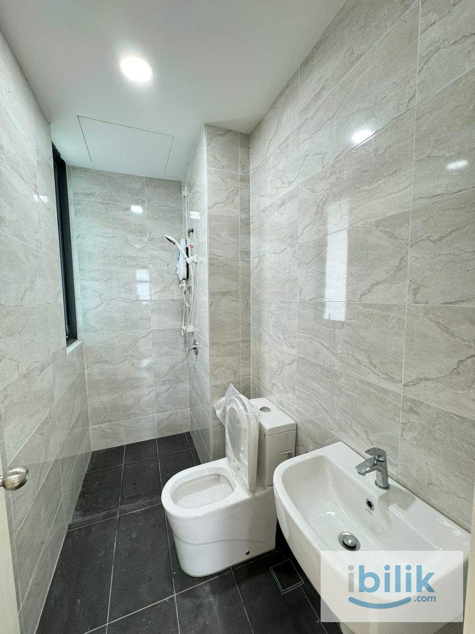 CIQ SKS Pavillion Residences Master Room For Rent  - Image 4