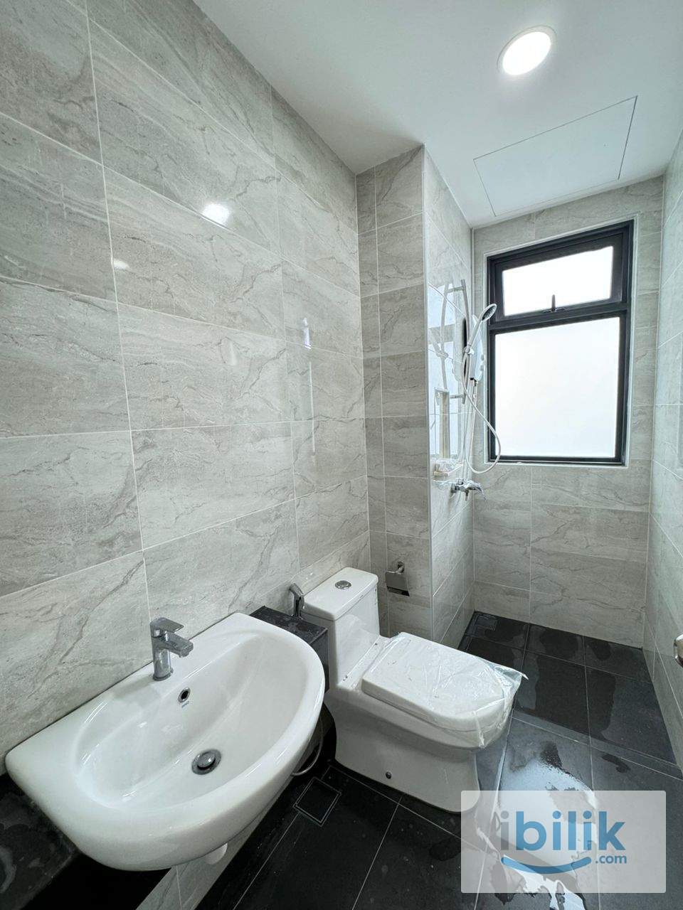 CIQ SKS Pavillion Residences Master Room For Rent  - Image 3