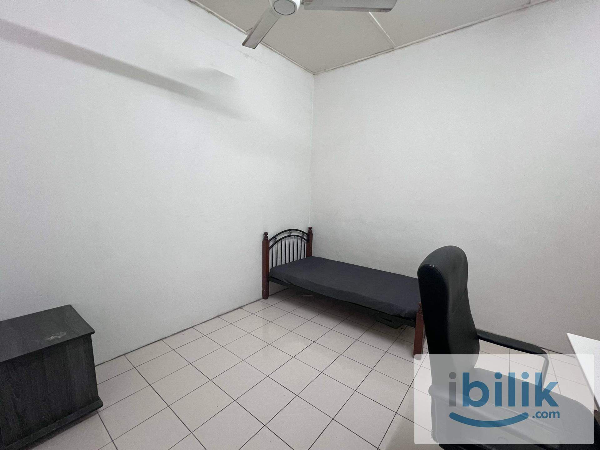 Master Room– Tonwhouse with private bathroom & Aircond At Taman Puncak Perdana (UITM) - Image 1