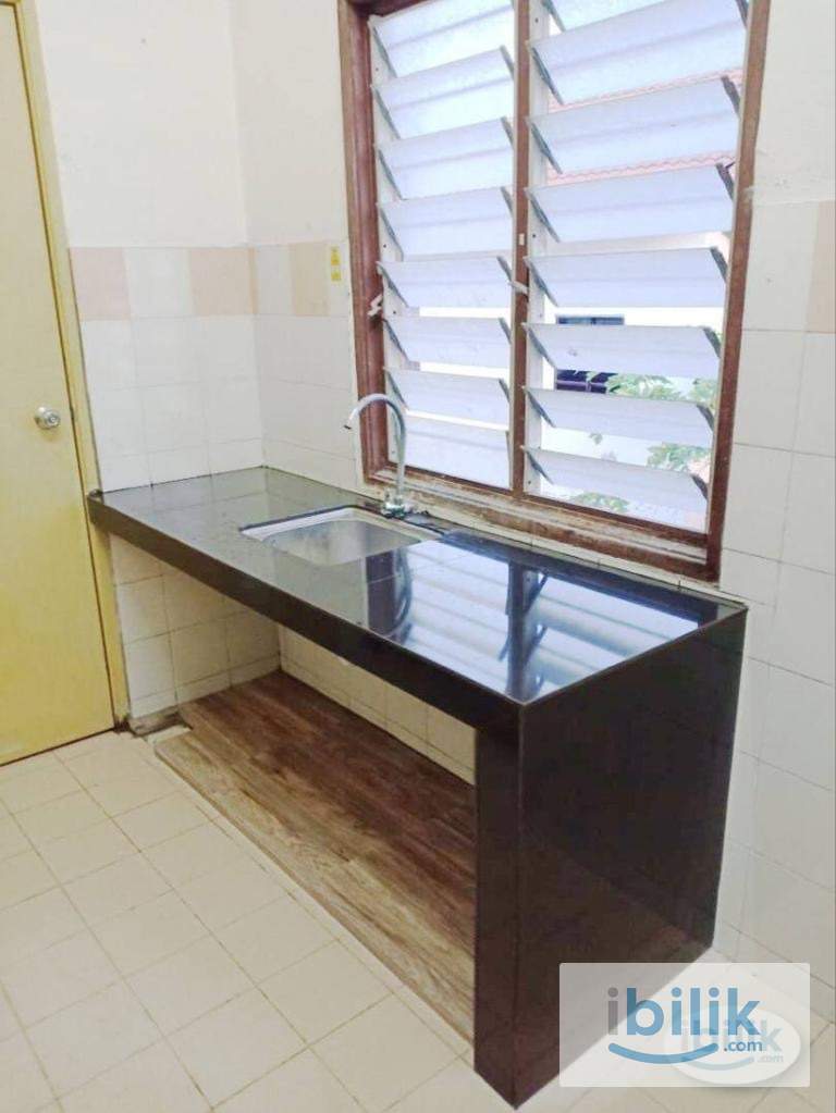 Master Room– Tonwhouse with private bathroom & Aircond At Taman Puncak Perdana (UITM) - Image 3