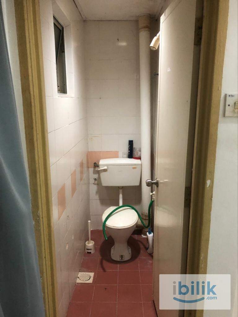 Master Room– Tonwhouse with private bathroom & Aircond At Taman Puncak Perdana (UITM) - Image 4