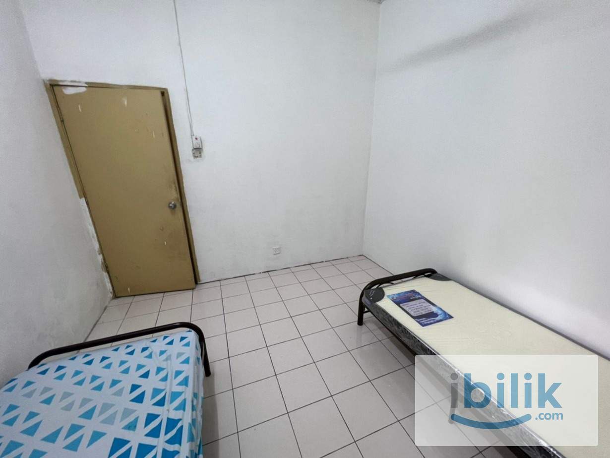 Medium Room – Sharing/ Private Room At Townhouse Taman Puncak Perdana (UITM) - Image 1