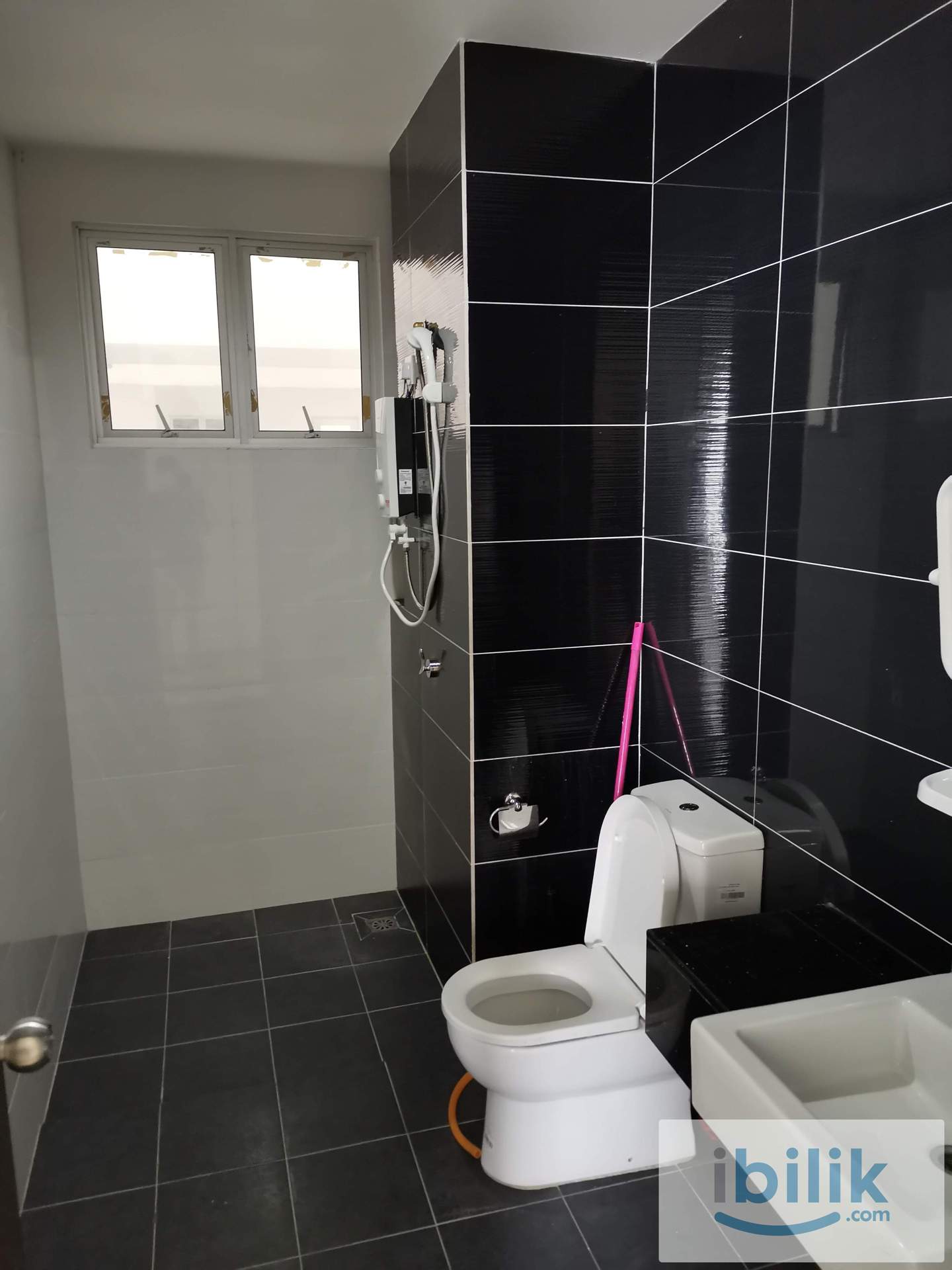 Platinum 3 Furnished Aircond Middle room include utilities Share Bathroom MIX GENDER - Image 3