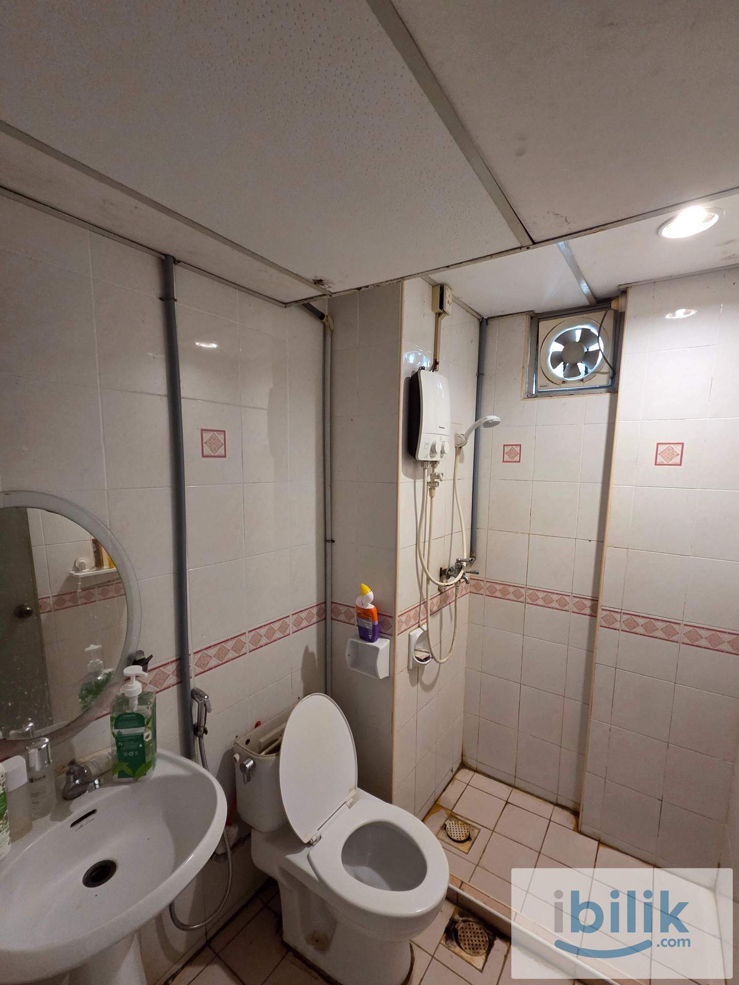 Villa Emas Aircond Aircond Master Room included utilities Private Bathroom MIX GENDER - Image 4