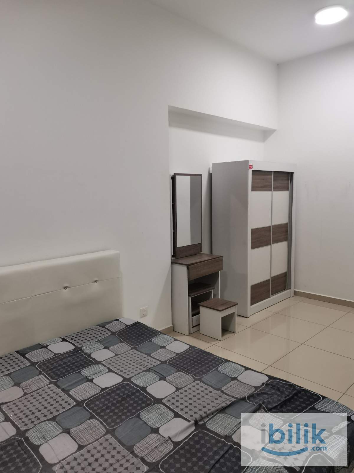 Platinum 3 Balcony Aircond Master room include utilities and car park - Image 5