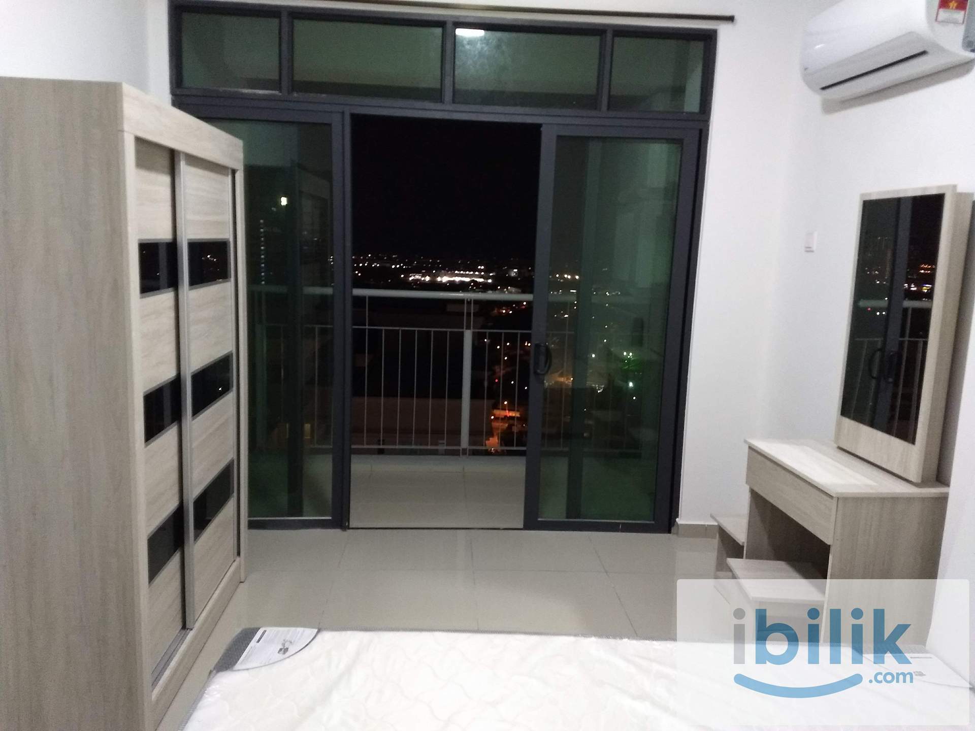 Promenade Aircond furnished Balcony Middle Room include utilities shared bathroom - Image 1