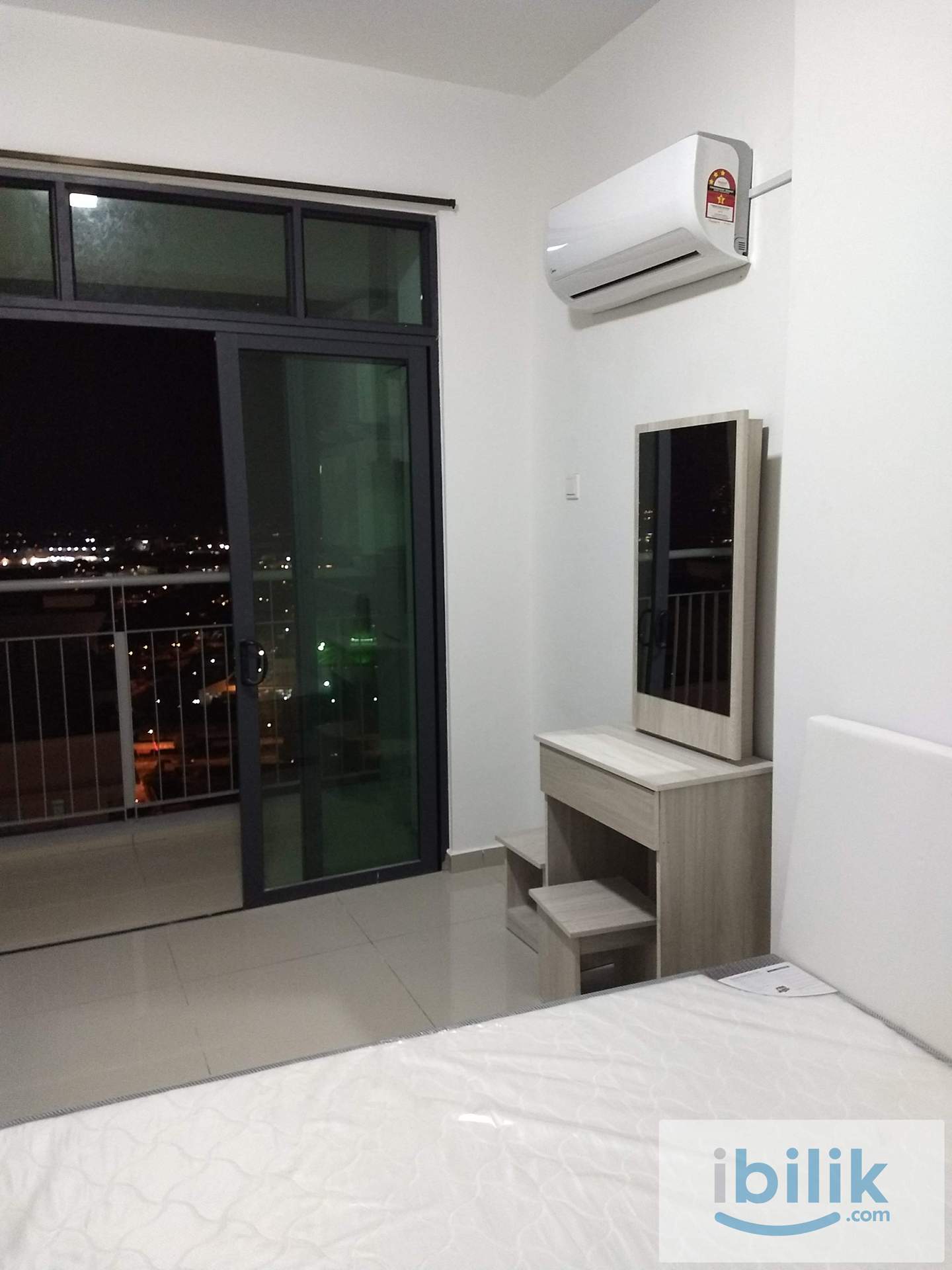 Promenade Aircond furnished Balcony Middle Room include utilities shared bathroom - Image 4