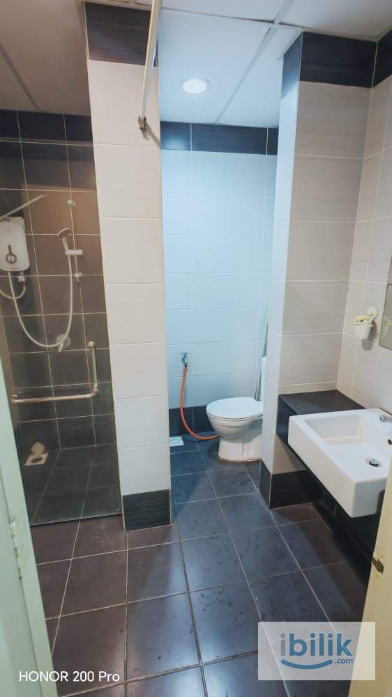 Master Room at Green Terrian, Prima Villa Cheras, Selangor - Image 7