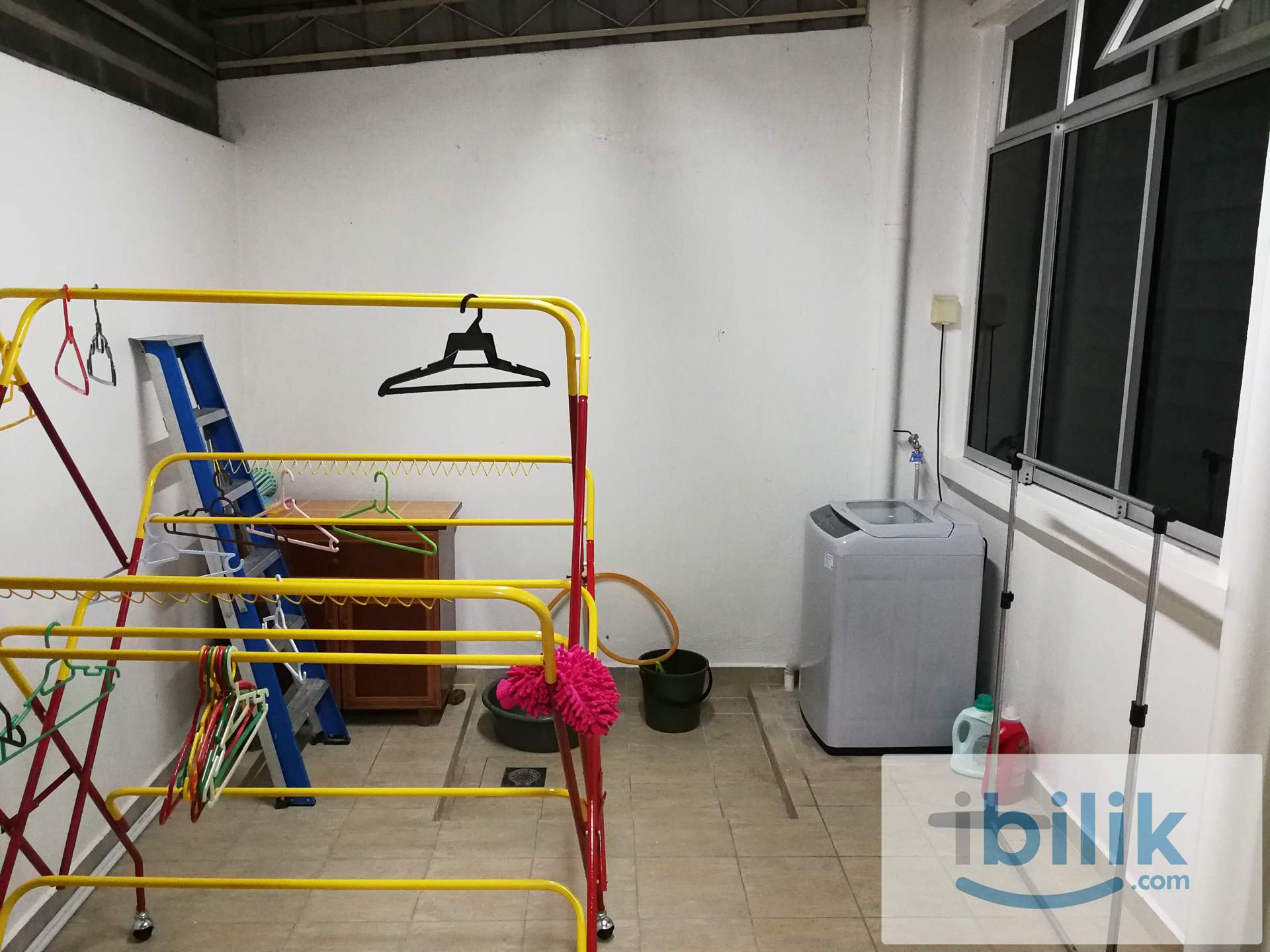 Kulim Middle Room with Aircond - Image 4