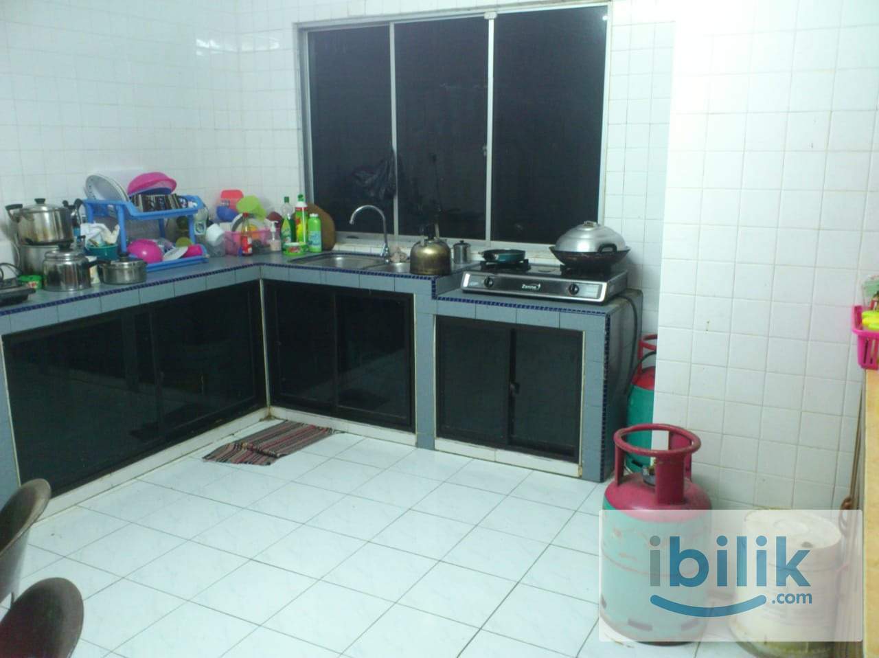 Middle Room at Bintulu, Sarawak - Image 3