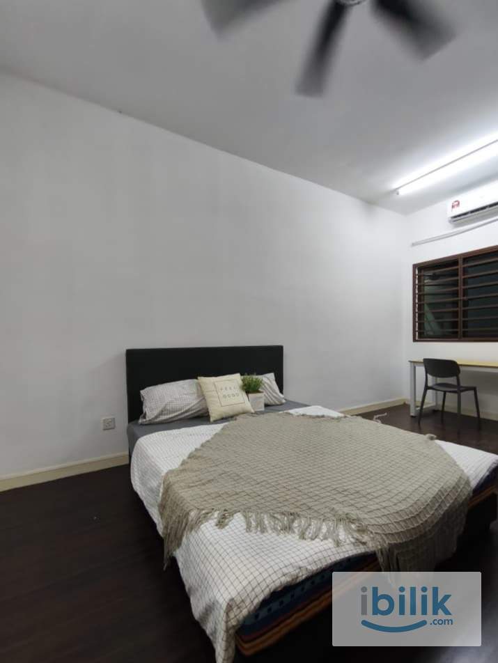 Spacious Middle Room For Rent - Image 1