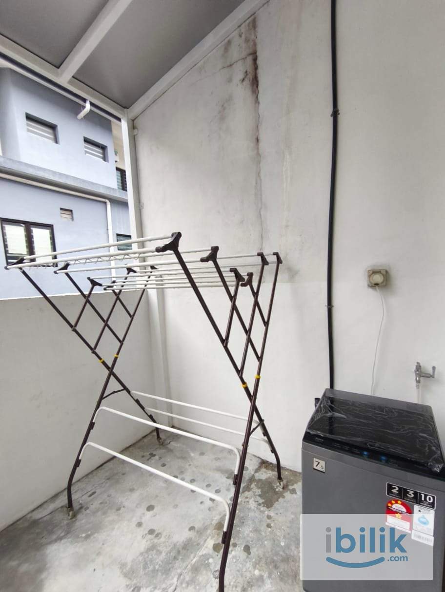 Spacious Middle Room For Rent - Image 3