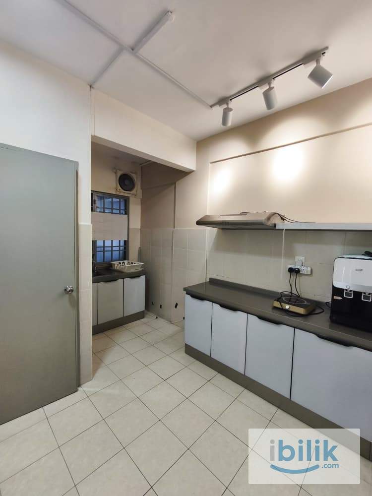 Middle Room for rent Angkasa Connaught - Image 3