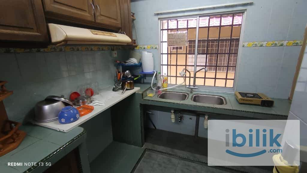 Middle Room at BK5, Bandar Kinrara - Image 3