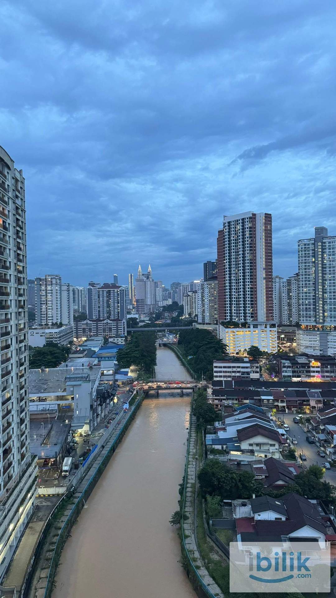 Master bedroom with KLCC and Rivercity as a view for rent - Image 4