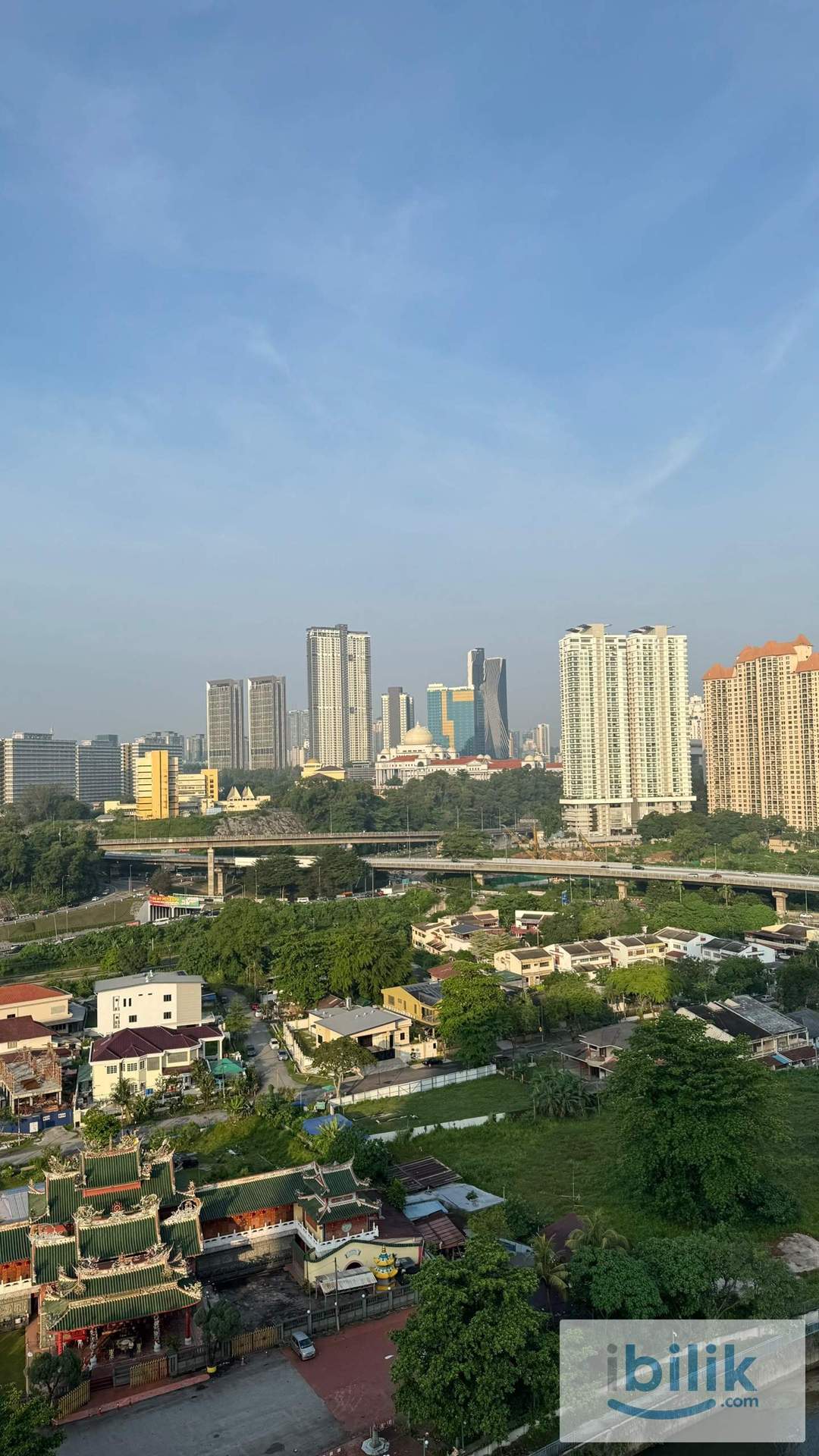 Master bedroom with KLCC and Rivercity as a view for rent - Image 5