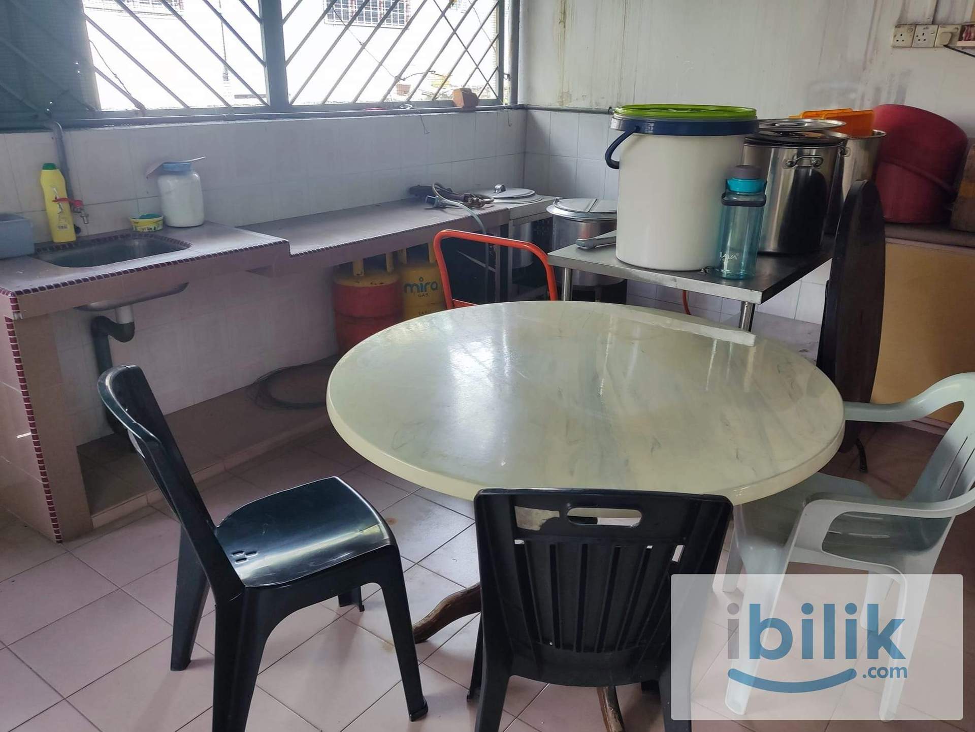 Middle Room - Image 10