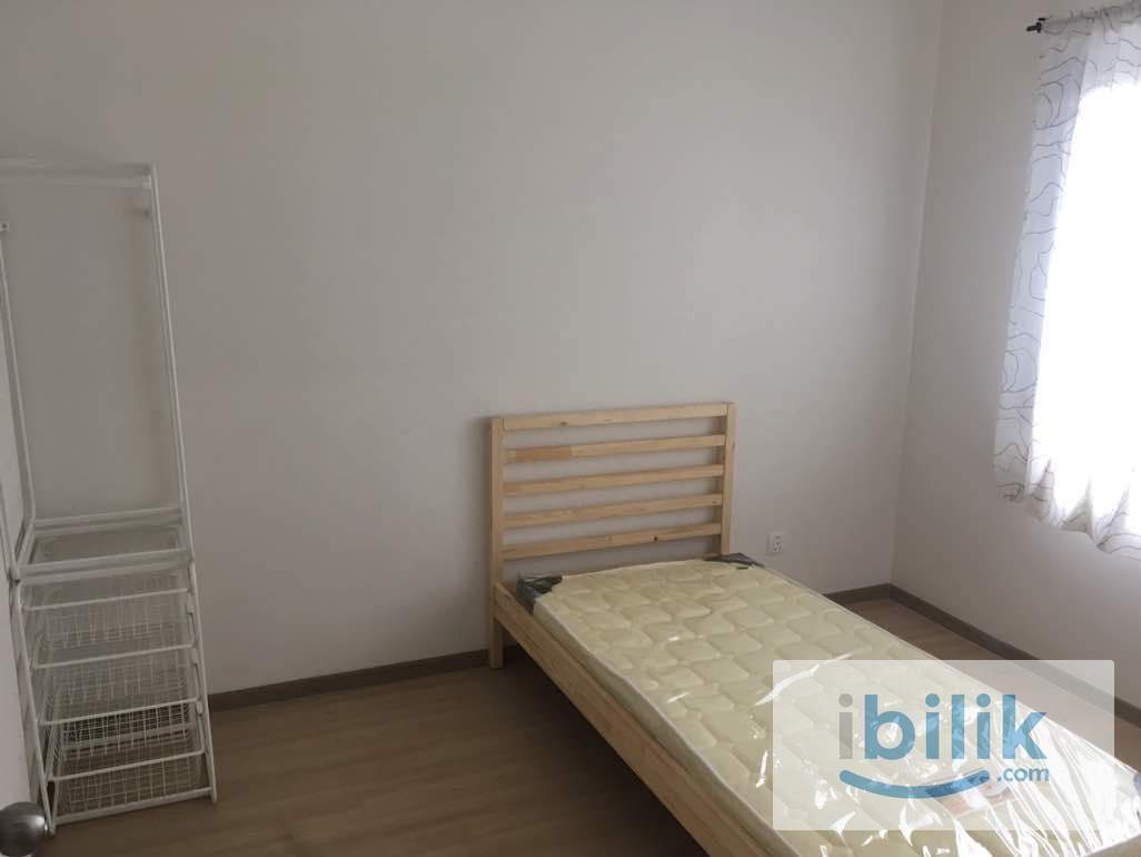 Female bedroom with parking  - Image 1