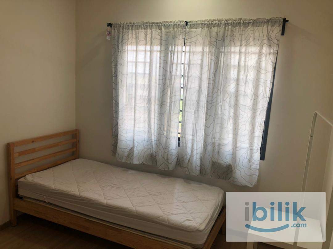 Female bedroom with parking  - Image 6