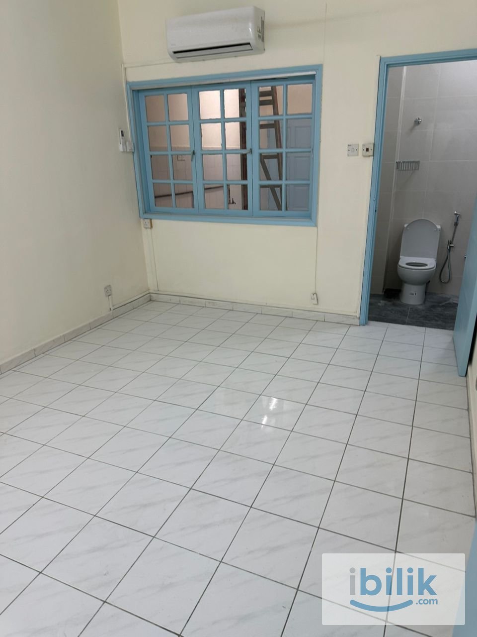 MIDDLE ROOM WITH AIRCOND - Image 1