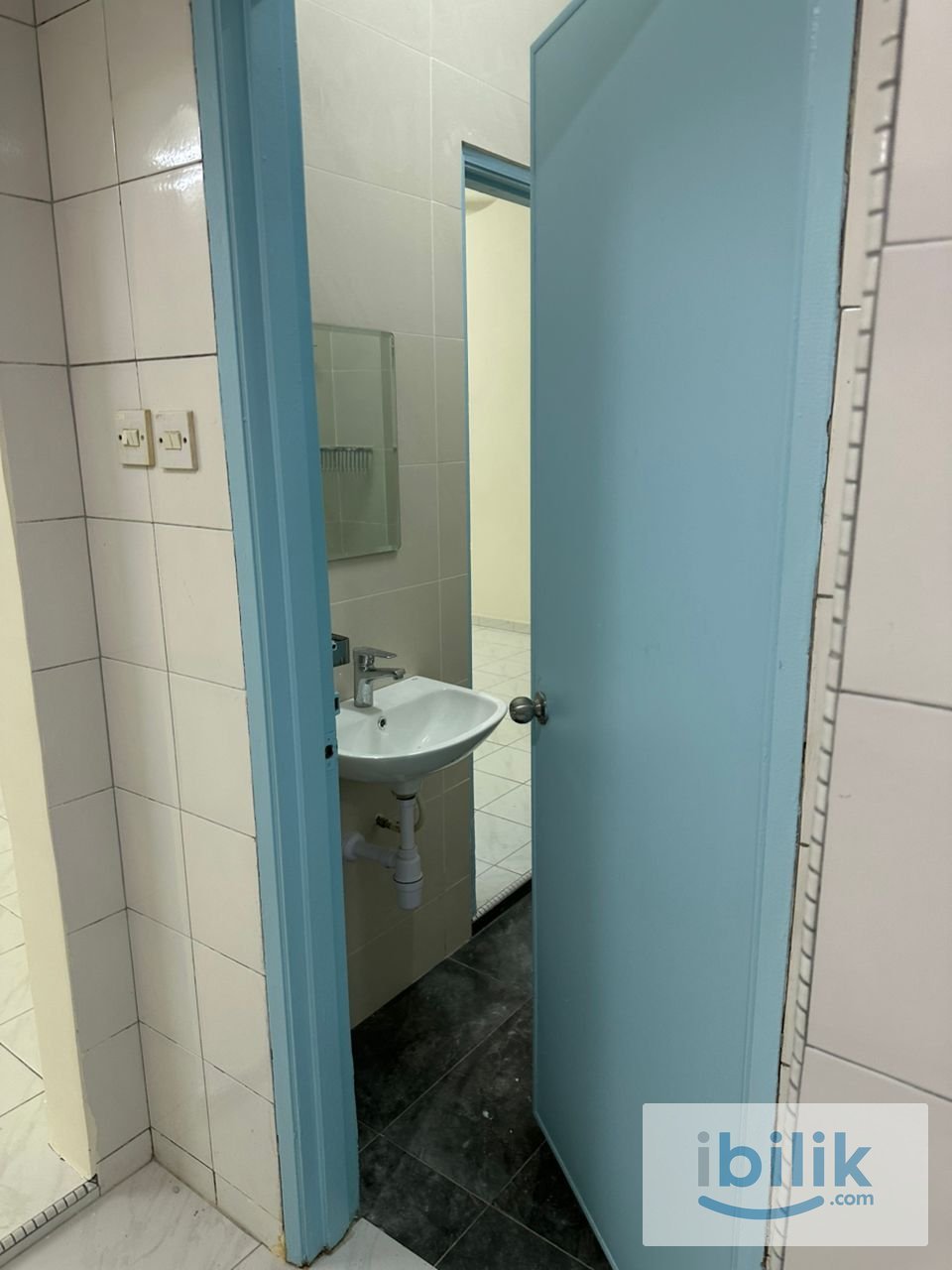 MIDDLE ROOM WITH AIRCOND - Image 3