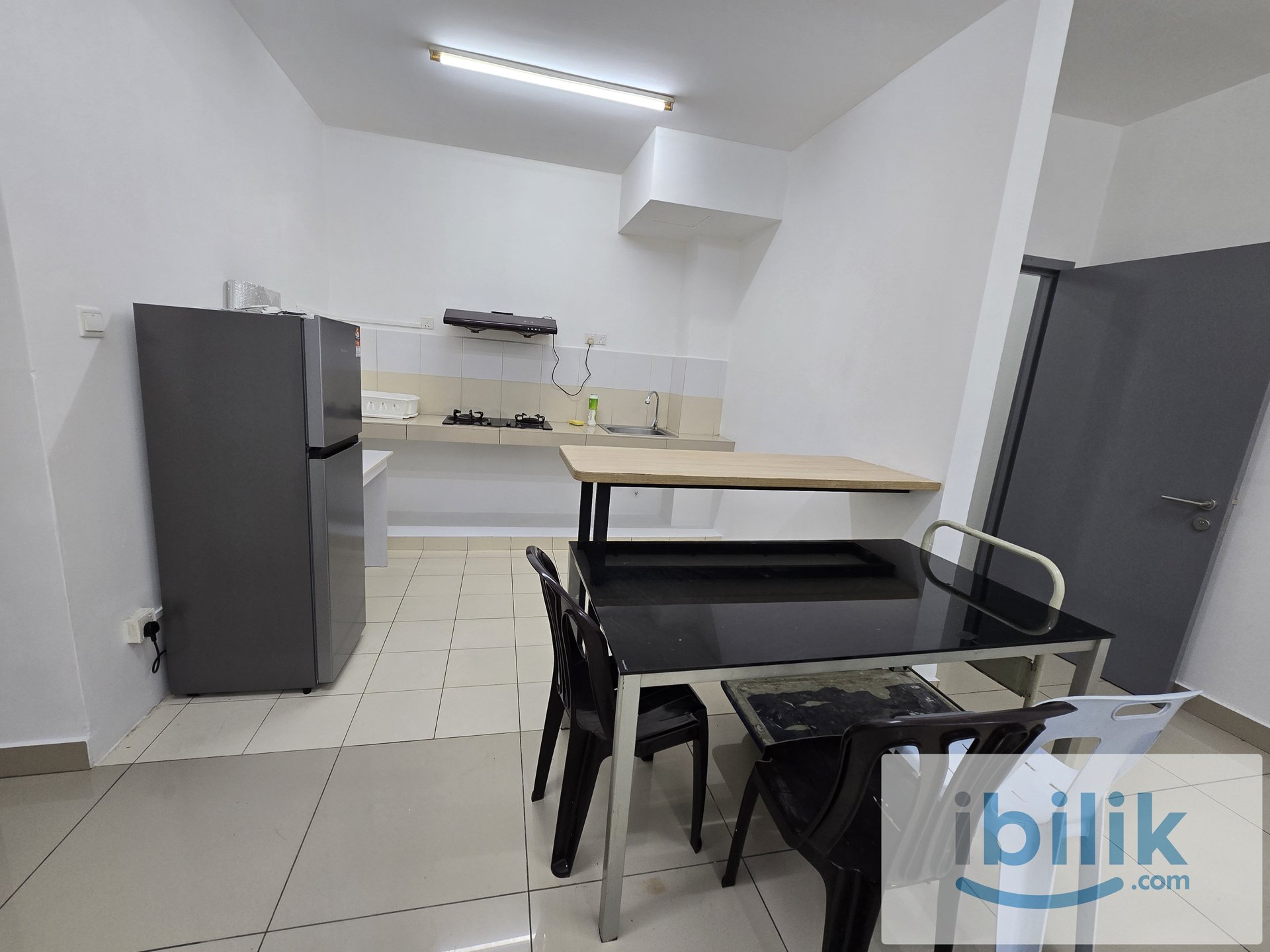 FEMALE UNIT, Medium bedroom. Available now - Image 3