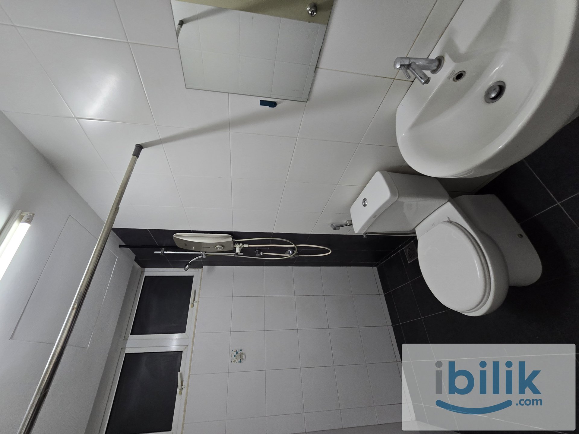 FEMALE UNIT, Medium bedroom. Available now - Image 4