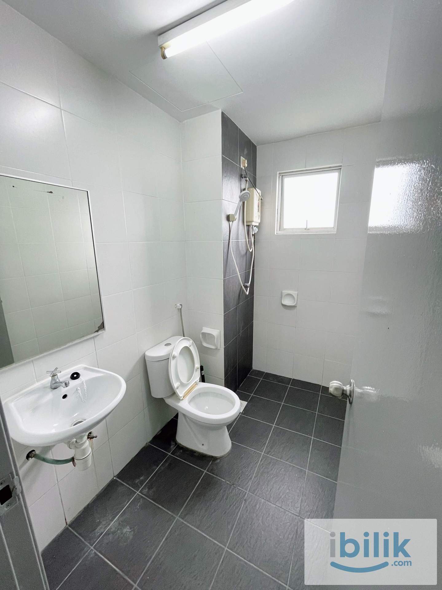 Medium Room - Image 5