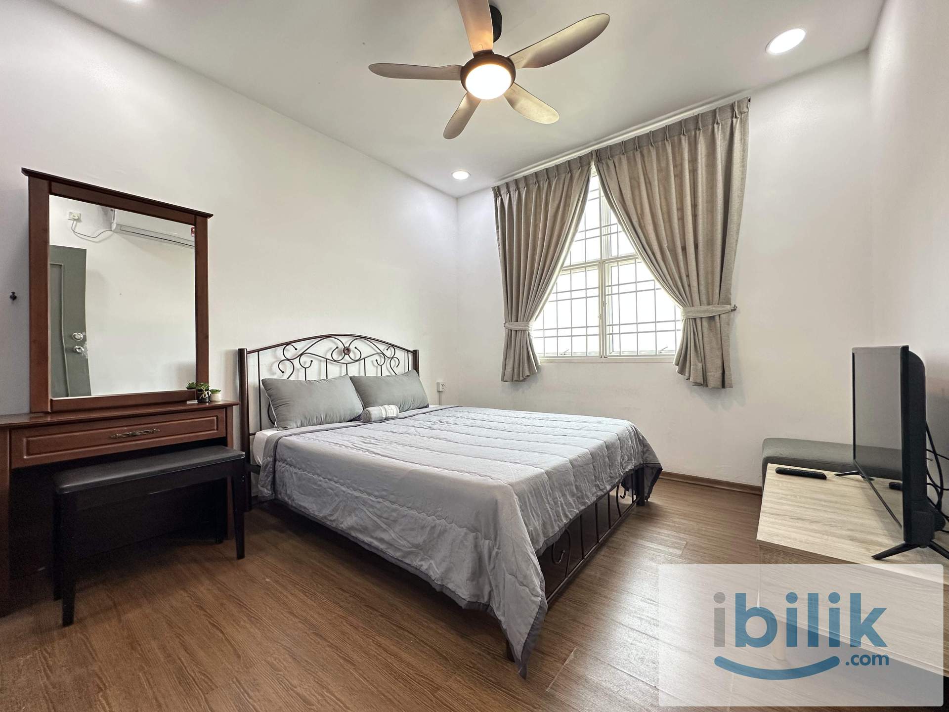 ❣️Mount Austin Condo Fully Furnished Master Room with Private Bathroom❣️ - Image 1